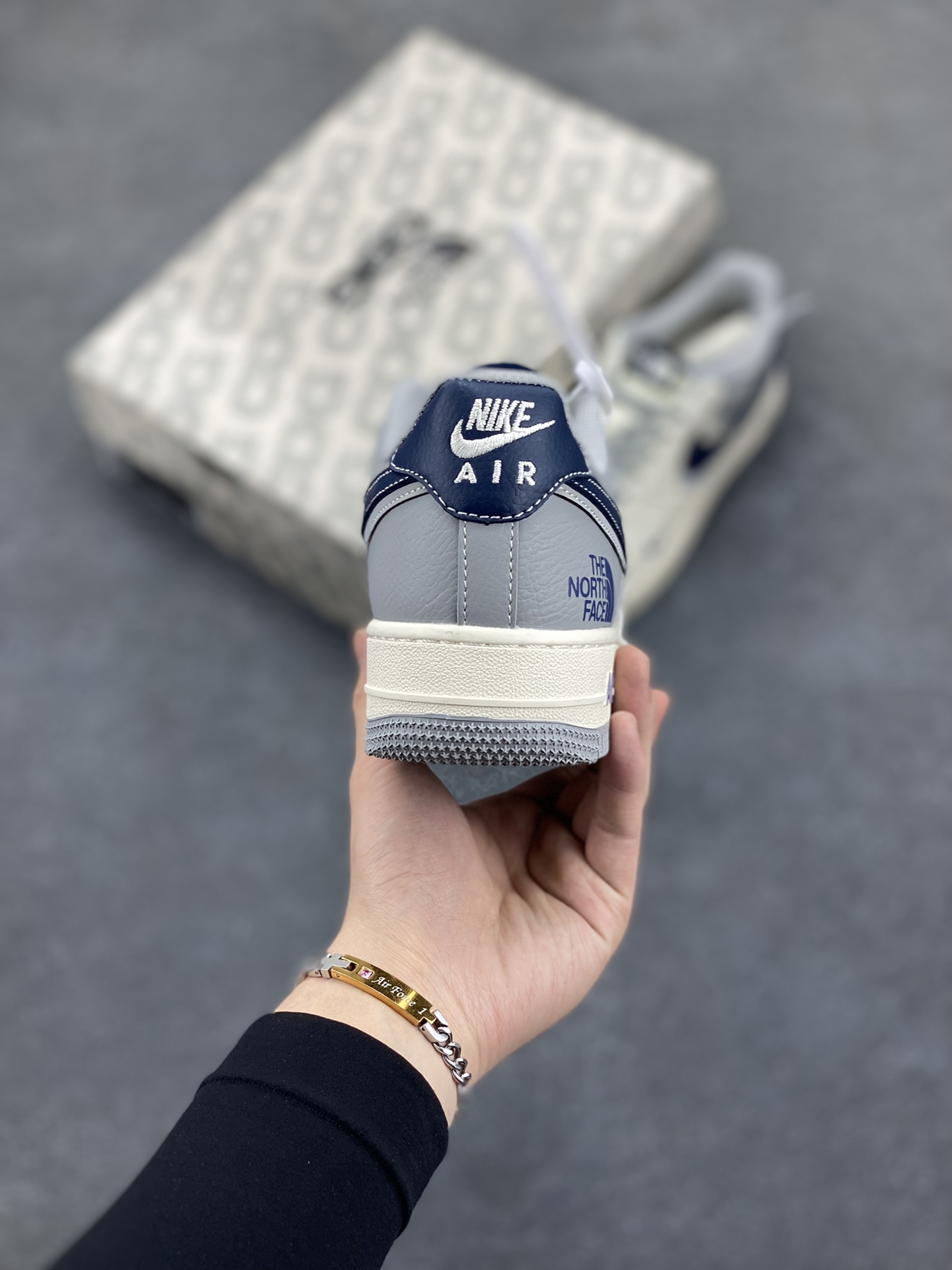 图片[4]-NIke Air Force 1 \’07 Low “北面联名——灰蓝双勾”空军一号 低帮 运动鞋 休闲鞋 折边针车 工艺难度大 原楦头原纸板 原装鞋盒 定制五金配件 内置全掌气垫 原厂鞋底 货号：XS1958-520 尺码：36 36.5 37.5 38 38.5 39 40 40.5 41 42 42.5 43 44 44.5 45-选品中心
