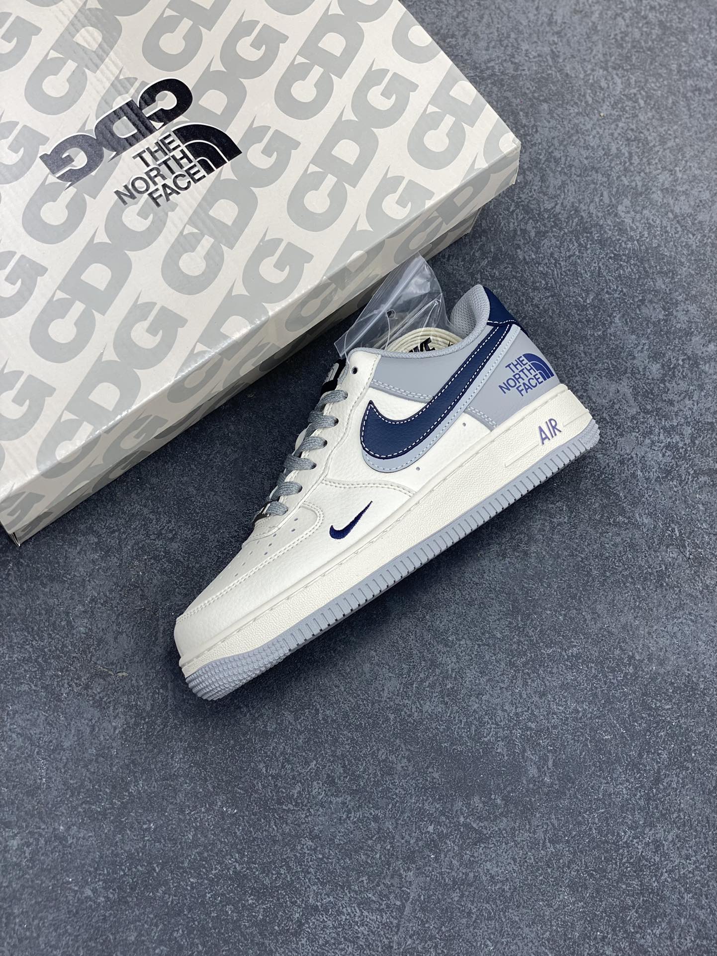 图片[7]-NIke Air Force 1 \’07 Low “北面联名——灰蓝双勾”空军一号 低帮 运动鞋 休闲鞋 折边针车 工艺难度大 原楦头原纸板 原装鞋盒 定制五金配件 内置全掌气垫 原厂鞋底 货号：XS1958-520 尺码：36 36.5 37.5 38 38.5 39 40 40.5 41 42 42.5 43 44 44.5 45-选品中心