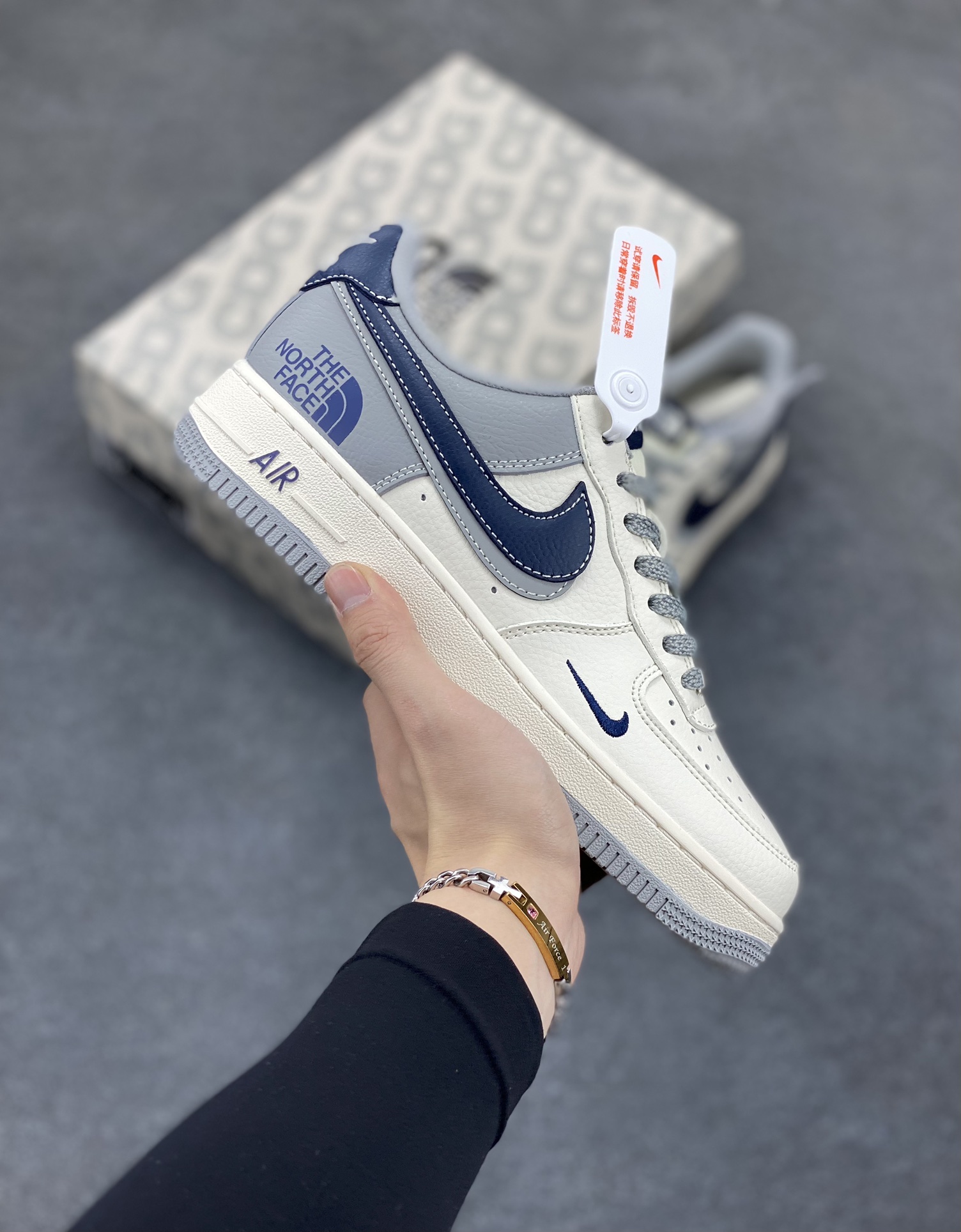 NIke Air Force 1 \’07 Low “北面联名——灰蓝双勾”空军一号 低帮 运动鞋 休闲鞋 折边针车 工艺难度大 原楦头原纸板 原装鞋盒 定制五金配件 内置全掌气垫 原厂鞋底 货号:XS1958-520 尺码:36 36.5 37.5 38 38.5 39 40 40.5 41 42 42.5 43 44 44.5 45-选品中心