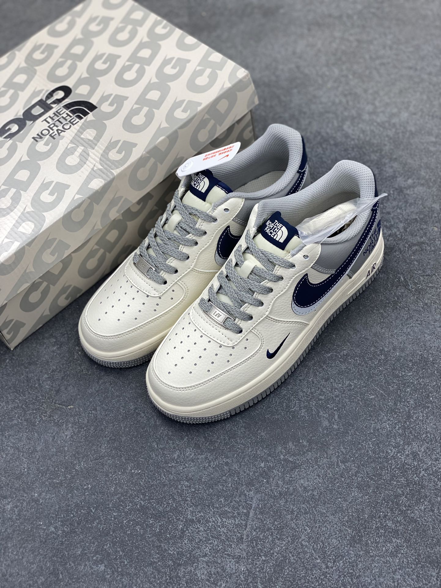 图片[8]-NIke Air Force 1 \’07 Low “北面联名——灰蓝双勾”空军一号 低帮 运动鞋 休闲鞋 折边针车 工艺难度大 原楦头原纸板 原装鞋盒 定制五金配件 内置全掌气垫 原厂鞋底 货号：XS1958-520 尺码：36 36.5 37.5 38 38.5 39 40 40.5 41 42 42.5 43 44 44.5 45-选品中心