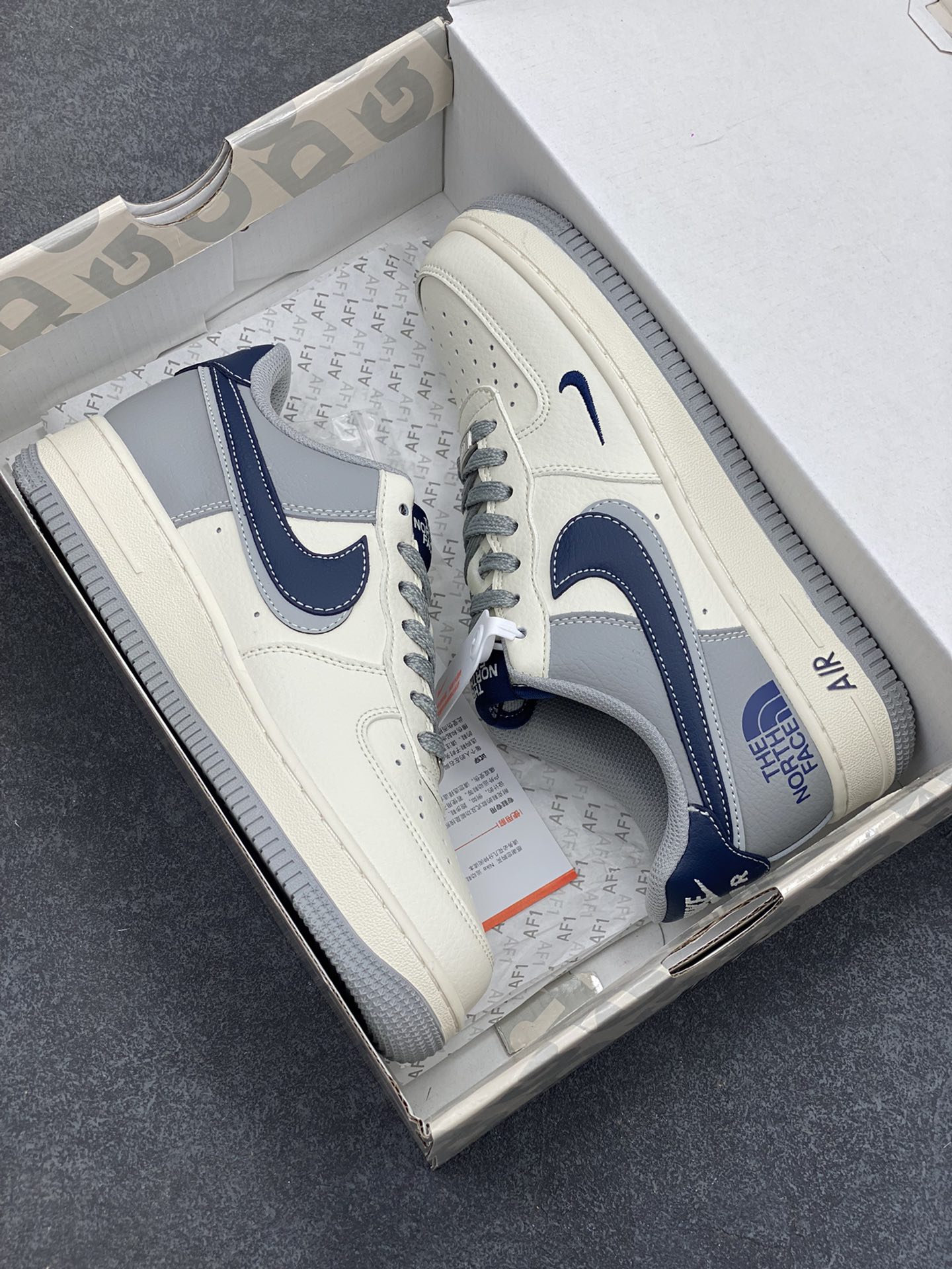 图片[9]-NIke Air Force 1 \’07 Low “北面联名——灰蓝双勾”空军一号 低帮 运动鞋 休闲鞋 折边针车 工艺难度大 原楦头原纸板 原装鞋盒 定制五金配件 内置全掌气垫 原厂鞋底 货号：XS1958-520 尺码：36 36.5 37.5 38 38.5 39 40 40.5 41 42 42.5 43 44 44.5 45-选品中心