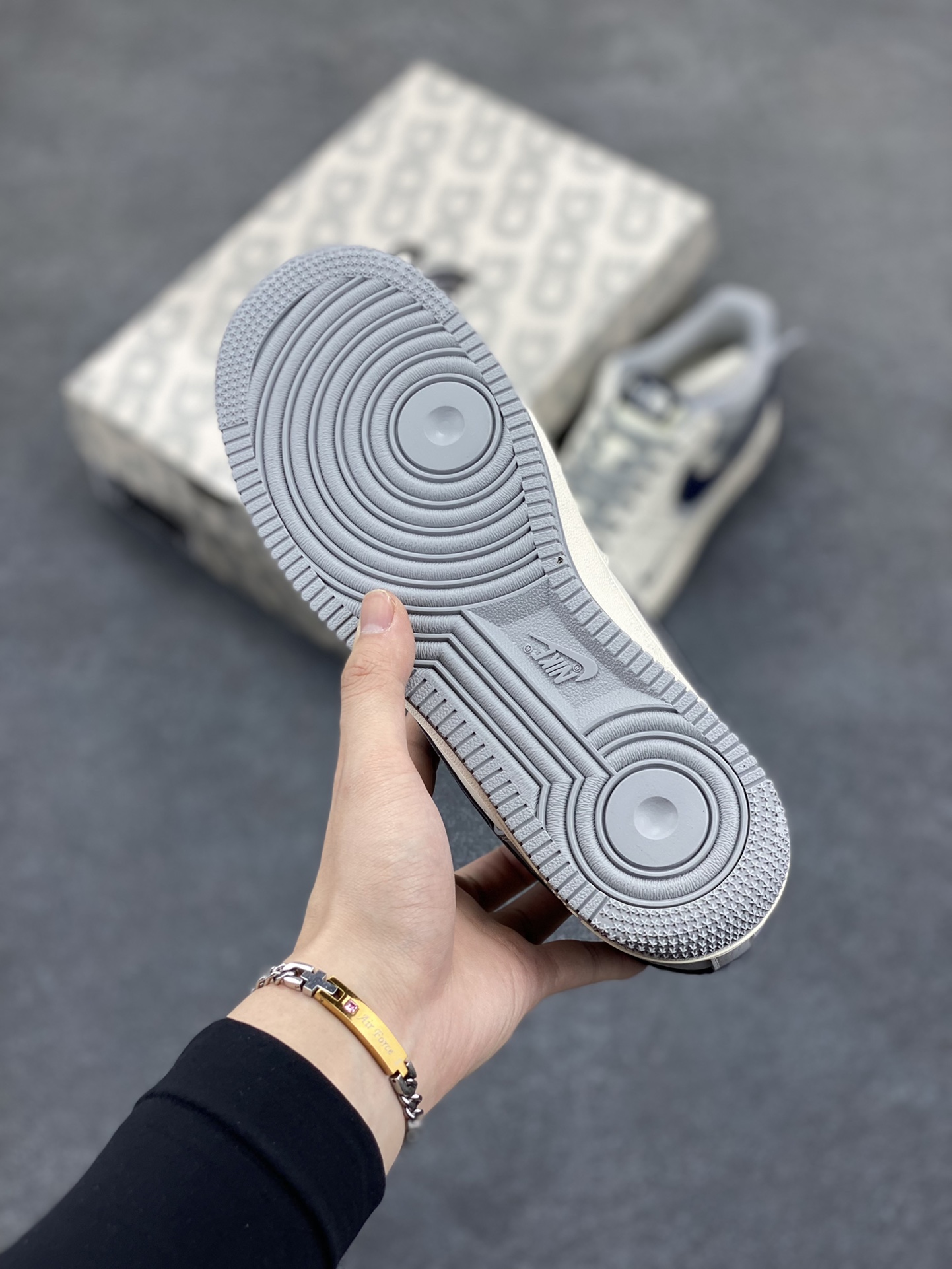 图片[5]-NIke Air Force 1 \’07 Low “北面联名——灰蓝双勾”空军一号 低帮 运动鞋 休闲鞋 折边针车 工艺难度大 原楦头原纸板 原装鞋盒 定制五金配件 内置全掌气垫 原厂鞋底 货号：XS1958-520 尺码：36 36.5 37.5 38 38.5 39 40 40.5 41 42 42.5 43 44 44.5 45-选品中心