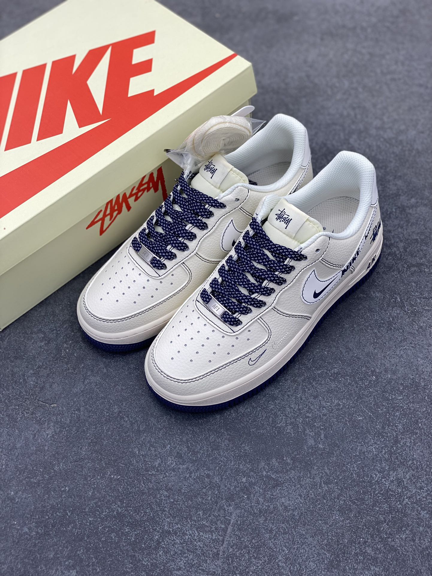 图片[8]-NIke Air Force 1 \’07 Low “斯图西联名——蓝线NIKE勾”空军一号 低帮 运动鞋 休闲鞋 折边针车 工艺难度大 原楦头原纸板 原装鞋盒 定制五金配件 内置全掌气垫 原厂鞋底 货号：HH7518-063 尺码：36 36.5 37.5 38 38.5 39 40 40.5 41 42 42.5 43 44 44.5 45-选品中心