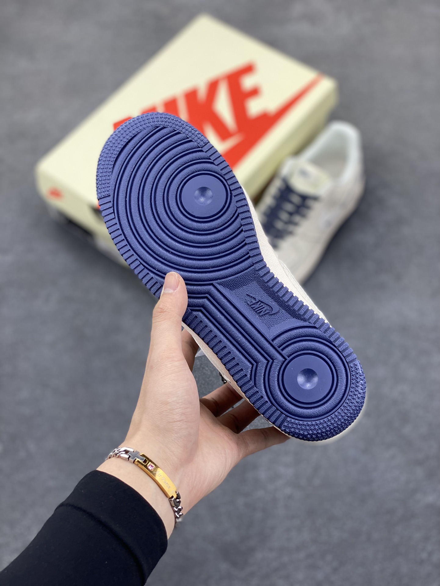 图片[5]-NIke Air Force 1 \’07 Low “斯图西联名——蓝线NIKE勾”空军一号 低帮 运动鞋 休闲鞋 折边针车 工艺难度大 原楦头原纸板 原装鞋盒 定制五金配件 内置全掌气垫 原厂鞋底 货号：HH7518-063 尺码：36 36.5 37.5 38 38.5 39 40 40.5 41 42 42.5 43 44 44.5 45-选品中心