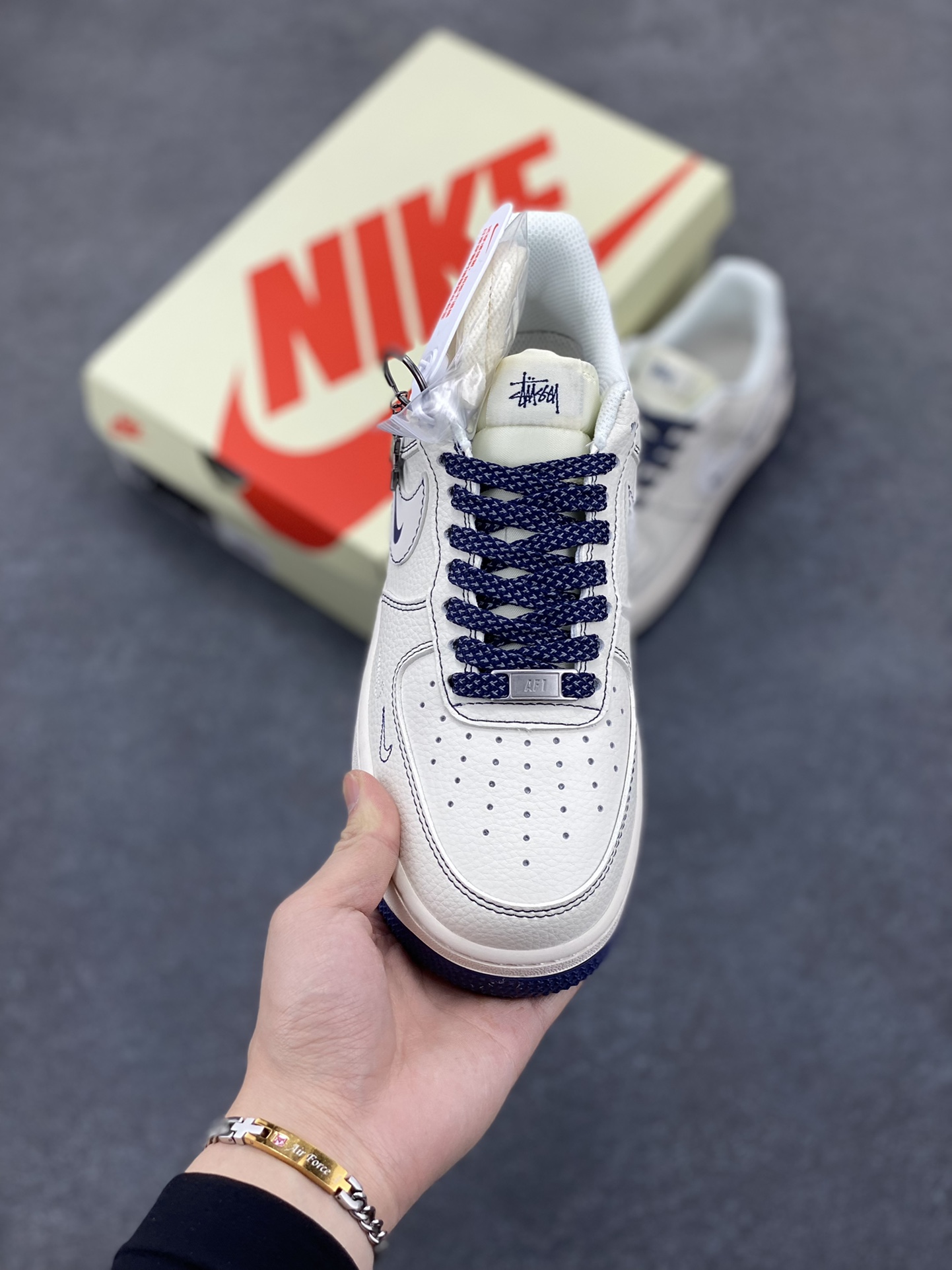 图片[2]-NIke Air Force 1 \’07 Low “斯图西联名——蓝线NIKE勾”空军一号 低帮 运动鞋 休闲鞋 折边针车 工艺难度大 原楦头原纸板 原装鞋盒 定制五金配件 内置全掌气垫 原厂鞋底 货号：HH7518-063 尺码：36 36.5 37.5 38 38.5 39 40 40.5 41 42 42.5 43 44 44.5 45-选品中心