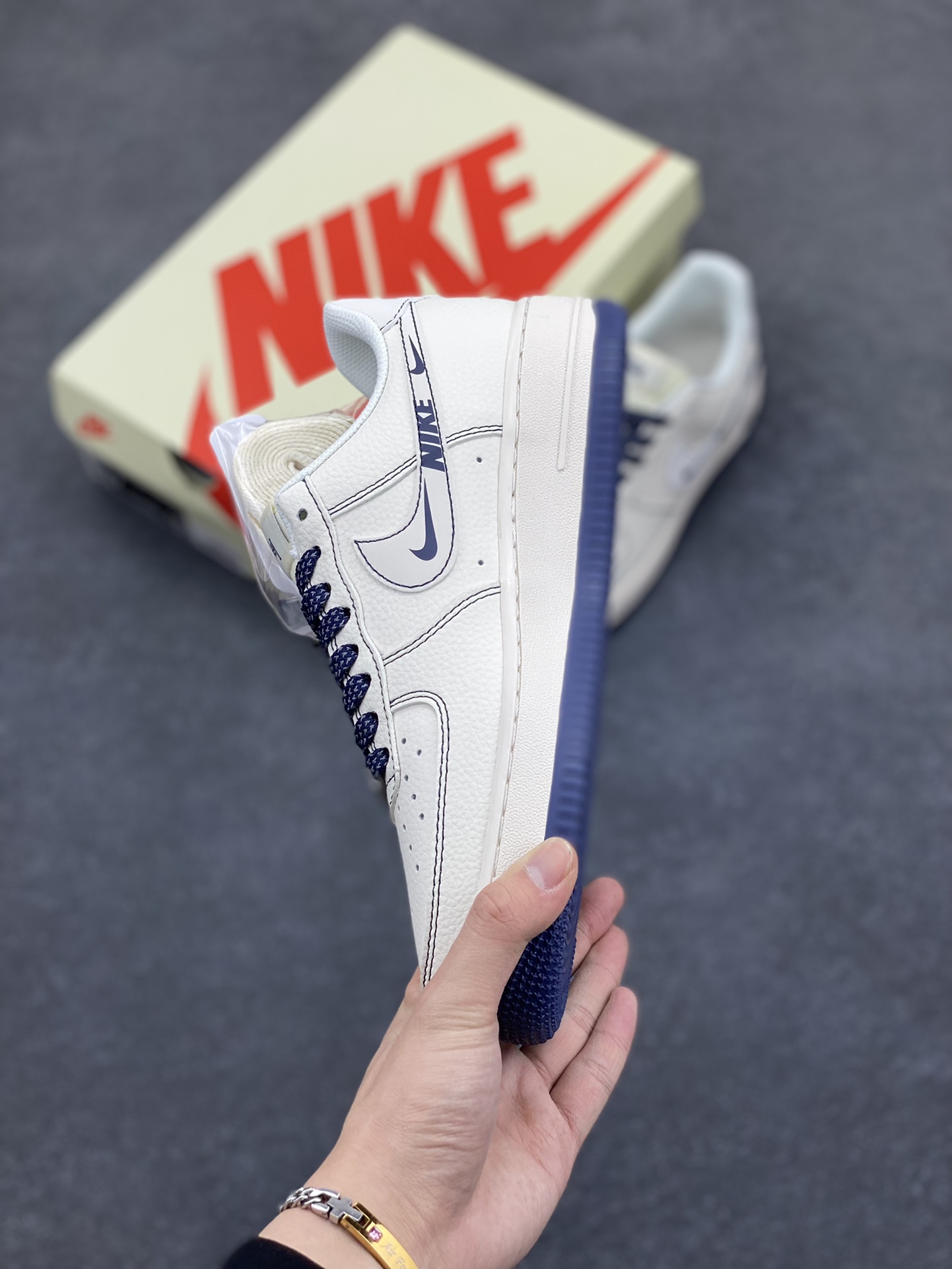 图片[3]-NIke Air Force 1 \’07 Low “斯图西联名——蓝线NIKE勾”空军一号 低帮 运动鞋 休闲鞋 折边针车 工艺难度大 原楦头原纸板 原装鞋盒 定制五金配件 内置全掌气垫 原厂鞋底 货号：HH7518-063 尺码：36 36.5 37.5 38 38.5 39 40 40.5 41 42 42.5 43 44 44.5 45-选品中心