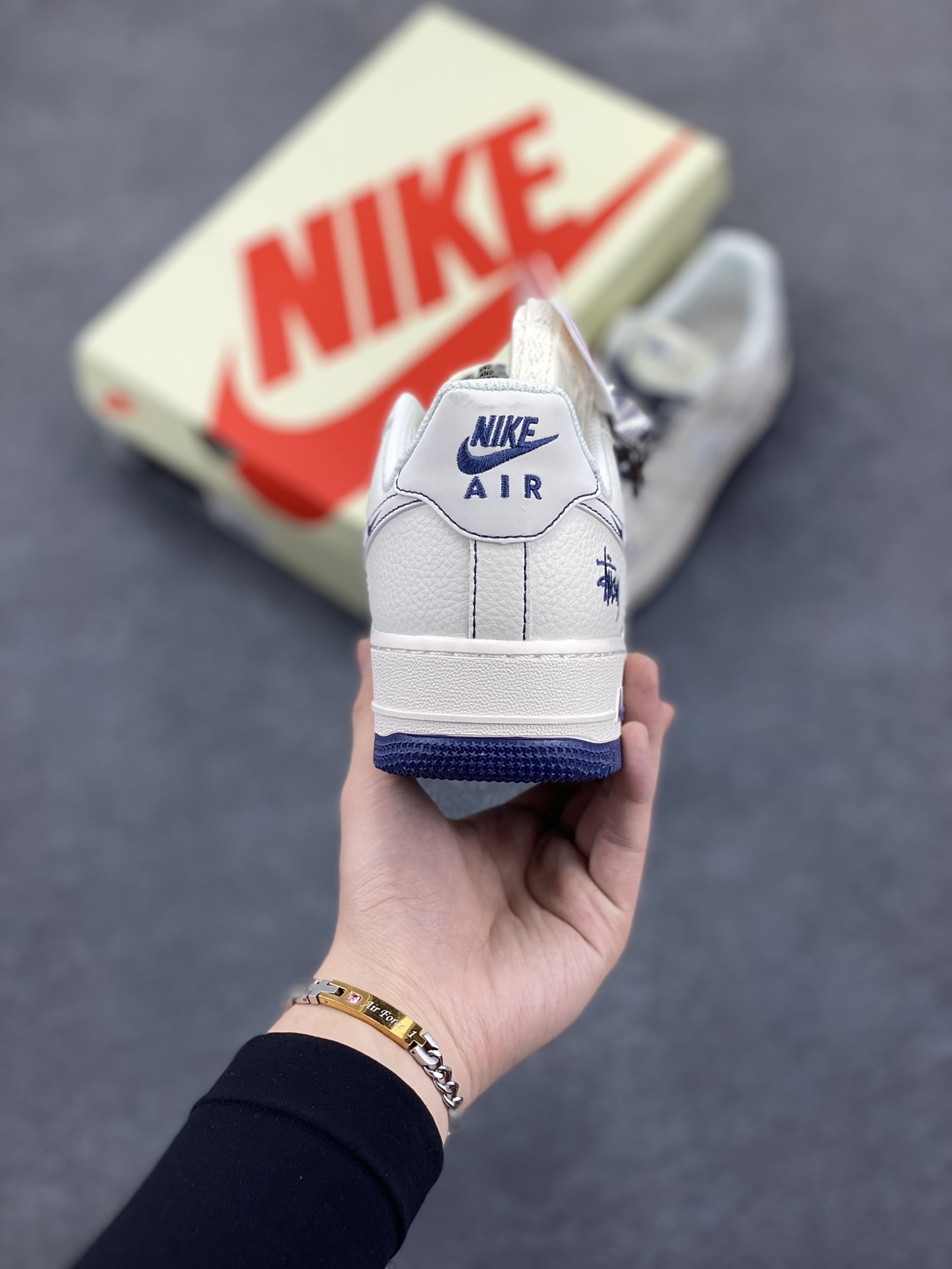 图片[4]-NIke Air Force 1 \’07 Low “斯图西联名——蓝线NIKE勾”空军一号 低帮 运动鞋 休闲鞋 折边针车 工艺难度大 原楦头原纸板 原装鞋盒 定制五金配件 内置全掌气垫 原厂鞋底 货号：HH7518-063 尺码：36 36.5 37.5 38 38.5 39 40 40.5 41 42 42.5 43 44 44.5 45-选品中心