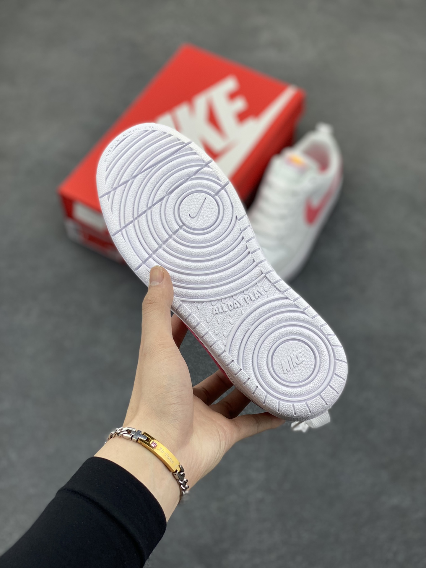 图片[5]-福利特价 Nike Court Borough Low 低帮百搭透气休闲运动板鞋男女鞋 经典耐用的设计，兼顾舒适脚感和出众风范，演绎匠心之作。结构性的支撑贴合感结合复古篮球设计，塑就场外全明星风范。 货号：BQ5448-124 尺码：36 36.5 37.5 38 38.5 39 40 40.5 41 42 42.5 43 44 45-选品中心