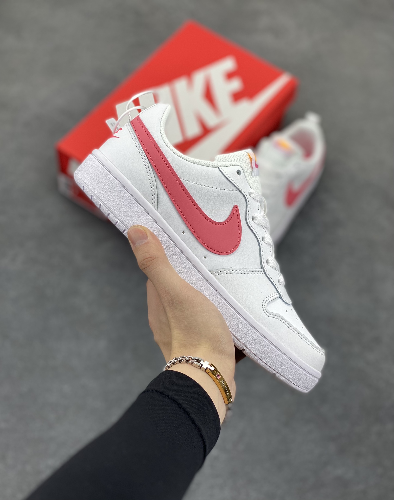 福利特价 Nike Court Borough Low 低帮百搭透气休闲运动板鞋男女鞋 经典耐用的设计,兼顾舒适脚感和出众风范,演绎匠心之作。结构性的支撑贴合感结合复古篮球设计,塑就场外全明星风范。 货号:BQ5448-124 尺码:36 36.5 37.5 38 38.5 39 40 40.5 41 42 42.5 43 44 45-选品中心