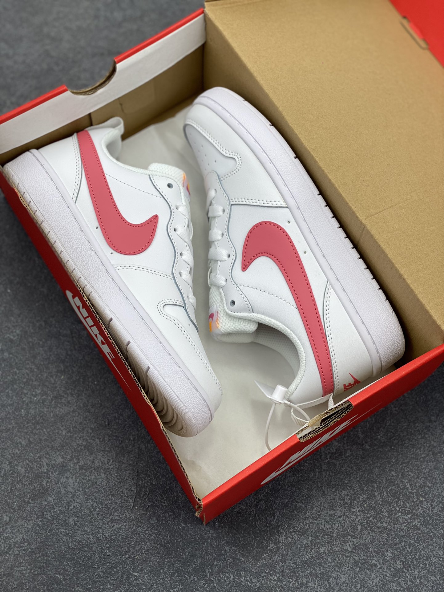 图片[9]-福利特价 Nike Court Borough Low 低帮百搭透气休闲运动板鞋男女鞋 经典耐用的设计，兼顾舒适脚感和出众风范，演绎匠心之作。结构性的支撑贴合感结合复古篮球设计，塑就场外全明星风范。 货号：BQ5448-124 尺码：36 36.5 37.5 38 38.5 39 40 40.5 41 42 42.5 43 44 45-选品中心