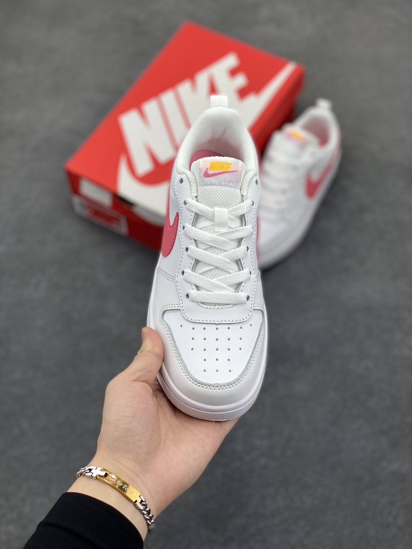 图片[2]-福利特价 Nike Court Borough Low 低帮百搭透气休闲运动板鞋男女鞋 经典耐用的设计，兼顾舒适脚感和出众风范，演绎匠心之作。结构性的支撑贴合感结合复古篮球设计，塑就场外全明星风范。 货号：BQ5448-124 尺码：36 36.5 37.5 38 38.5 39 40 40.5 41 42 42.5 43 44 45-选品中心