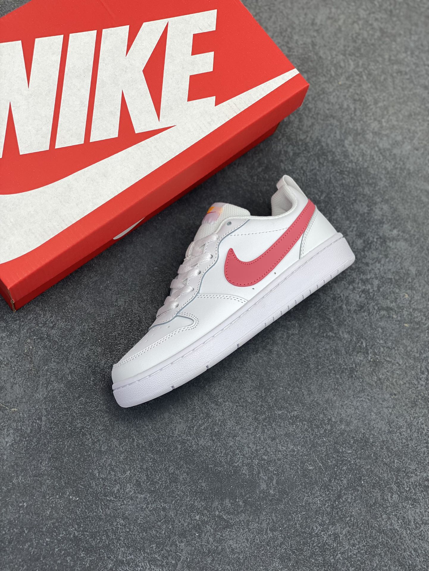 图片[7]-福利特价 Nike Court Borough Low 低帮百搭透气休闲运动板鞋男女鞋 经典耐用的设计，兼顾舒适脚感和出众风范，演绎匠心之作。结构性的支撑贴合感结合复古篮球设计，塑就场外全明星风范。 货号：BQ5448-124 尺码：36 36.5 37.5 38 38.5 39 40 40.5 41 42 42.5 43 44 45-选品中心