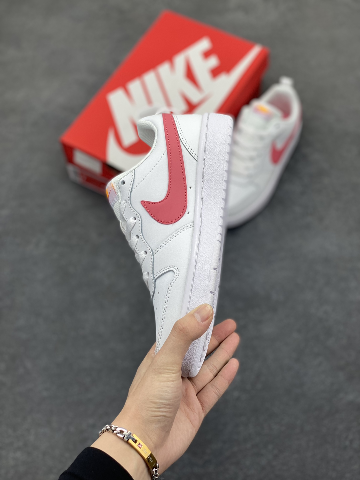 图片[3]-福利特价 Nike Court Borough Low 低帮百搭透气休闲运动板鞋男女鞋 经典耐用的设计，兼顾舒适脚感和出众风范，演绎匠心之作。结构性的支撑贴合感结合复古篮球设计，塑就场外全明星风范。 货号：BQ5448-124 尺码：36 36.5 37.5 38 38.5 39 40 40.5 41 42 42.5 43 44 45-选品中心