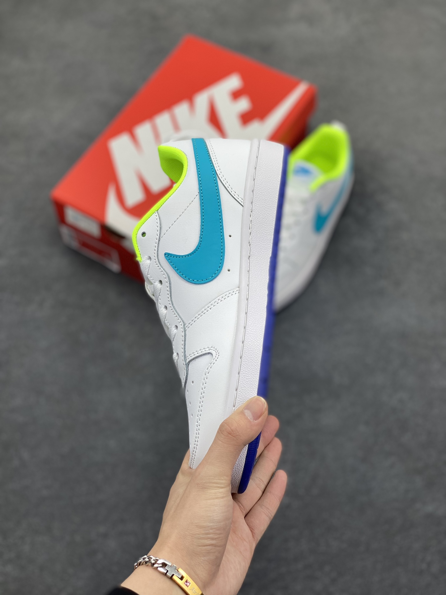 图片[3]-福利特价 Nike Court Borough Low 低帮百搭透气休闲运动板鞋男女鞋 经典耐用的设计，兼顾舒适脚感和出众风范，演绎匠心之作。结构性的支撑贴合感结合复古篮球设计，塑就场外全明星风范。 货号：BQ5448-105 尺码：36 36.5 37.5 38 38.5 39 40 40.5 41 42 42.5 43 44 45-选品中心