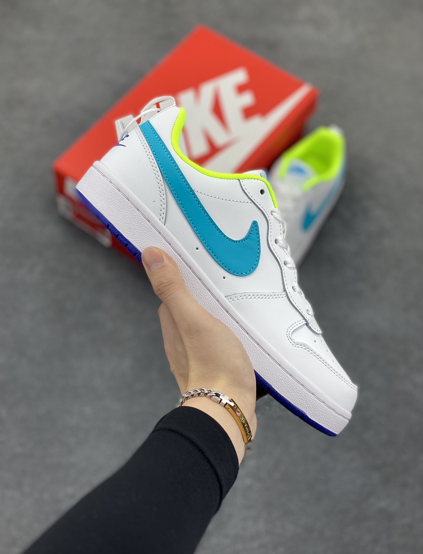 福利特价 Nike Court Borough Low 低帮百搭透气休闲运动板鞋男女鞋 经典耐用的设计,兼顾舒适脚感和出众风范,演绎匠心之作。结构性的支撑贴合感结合复古篮球设计,塑就场外全明星风范。 货号:BQ5448-105 尺码:36 36.5 37.5 38 38.5 39 40 40.5 41 42 42.5 43 44 45-选品中心