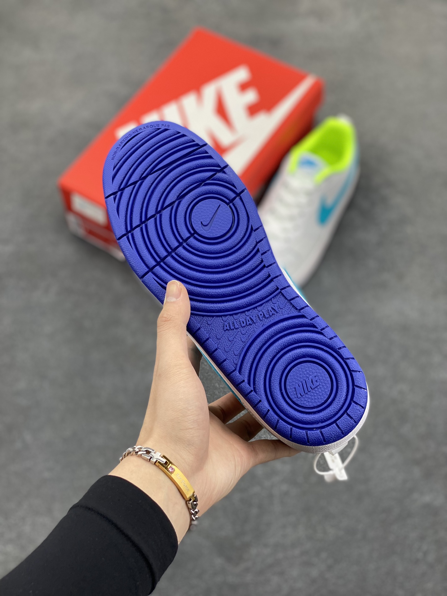 图片[5]-福利特价 Nike Court Borough Low 低帮百搭透气休闲运动板鞋男女鞋 经典耐用的设计，兼顾舒适脚感和出众风范，演绎匠心之作。结构性的支撑贴合感结合复古篮球设计，塑就场外全明星风范。 货号：BQ5448-105 尺码：36 36.5 37.5 38 38.5 39 40 40.5 41 42 42.5 43 44 45-选品中心