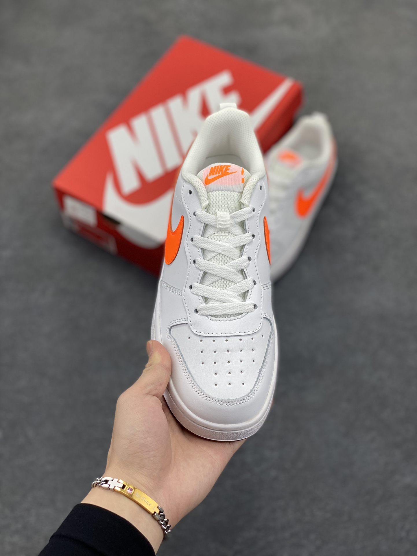 图片[2]-福利特价 Nike Court Borough Low 低帮百搭透气休闲运动板鞋男女鞋 经典耐用的设计，兼顾舒适脚感和出众风范，演绎匠心之作。结构性的支撑贴合感结合复古篮球设计，塑就场外全明星风范。 货号：BQ5448-114 尺码：36 36.5 37.5 38 38.5 39 40 40.5 41 42 42.5 43 44 45-选品中心