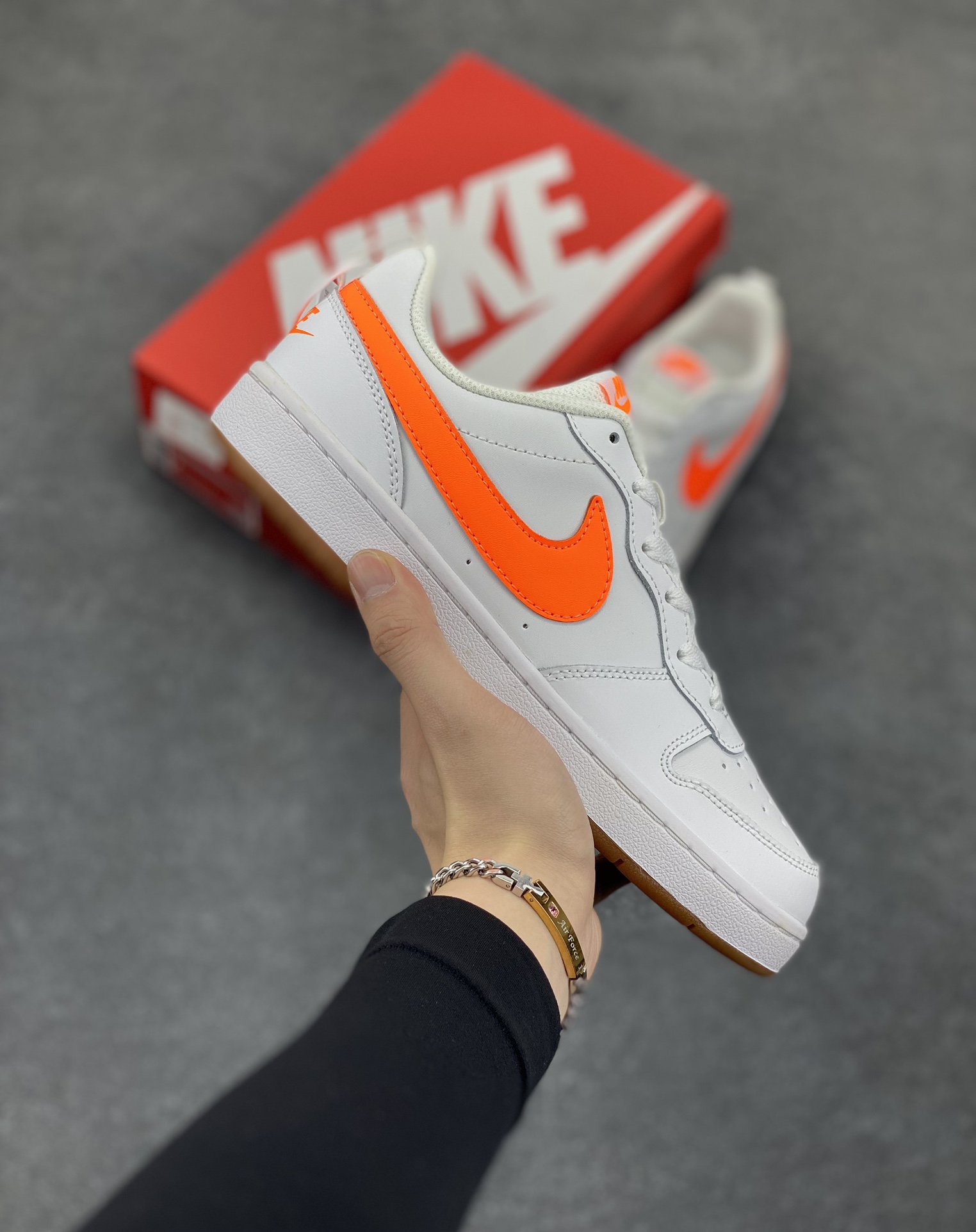 福利特价 Nike Court Borough Low 低帮百搭透气休闲运动板鞋男女鞋 经典耐用的设计,兼顾舒适脚感和出众风范,演绎匠心之作。结构性的支撑贴合感结合复古篮球设计,塑就场外全明星风范。 货号:BQ5448-114 尺码:36 36.5 37.5 38 38.5 39 40 40.5 41 42 42.5 43 44 45-选品中心