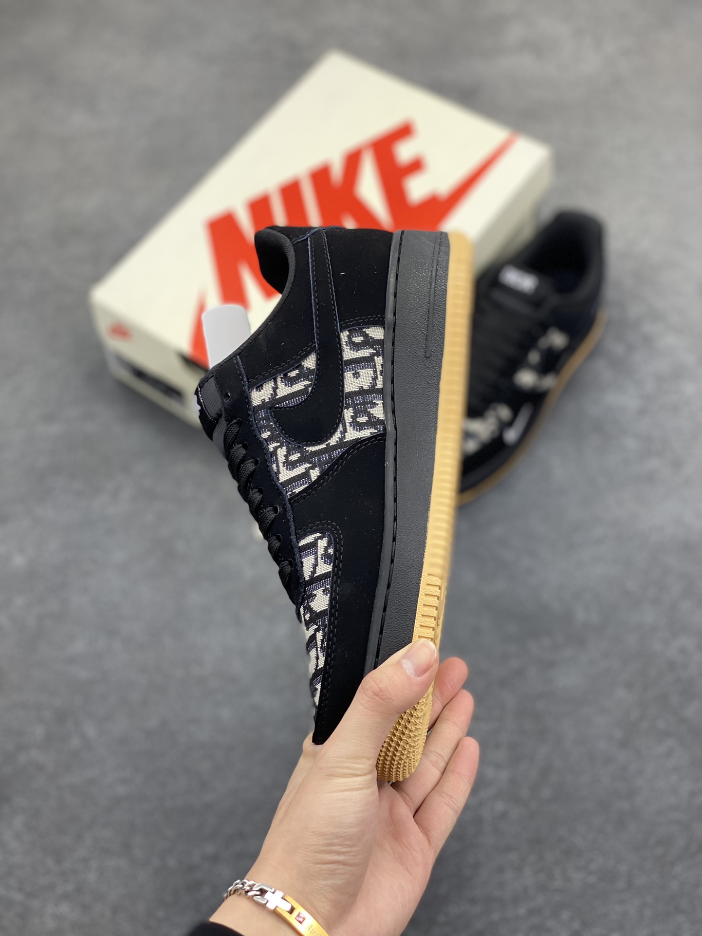 图片[3]-NIke Air Force 1 \’07 Low “迪奥联名——黑生胶针织”空军一号 低帮 运动鞋 休闲鞋 折边针车 工艺难度大 原楦头原纸板 原装鞋盒 定制五金配件 内置全掌气垫 原厂鞋底 货号：KK1988-058 尺码：36 36.5 37.5 38 38.5 39 40 40.5 41 42 42.5 43 44 44.5 45-选品中心
