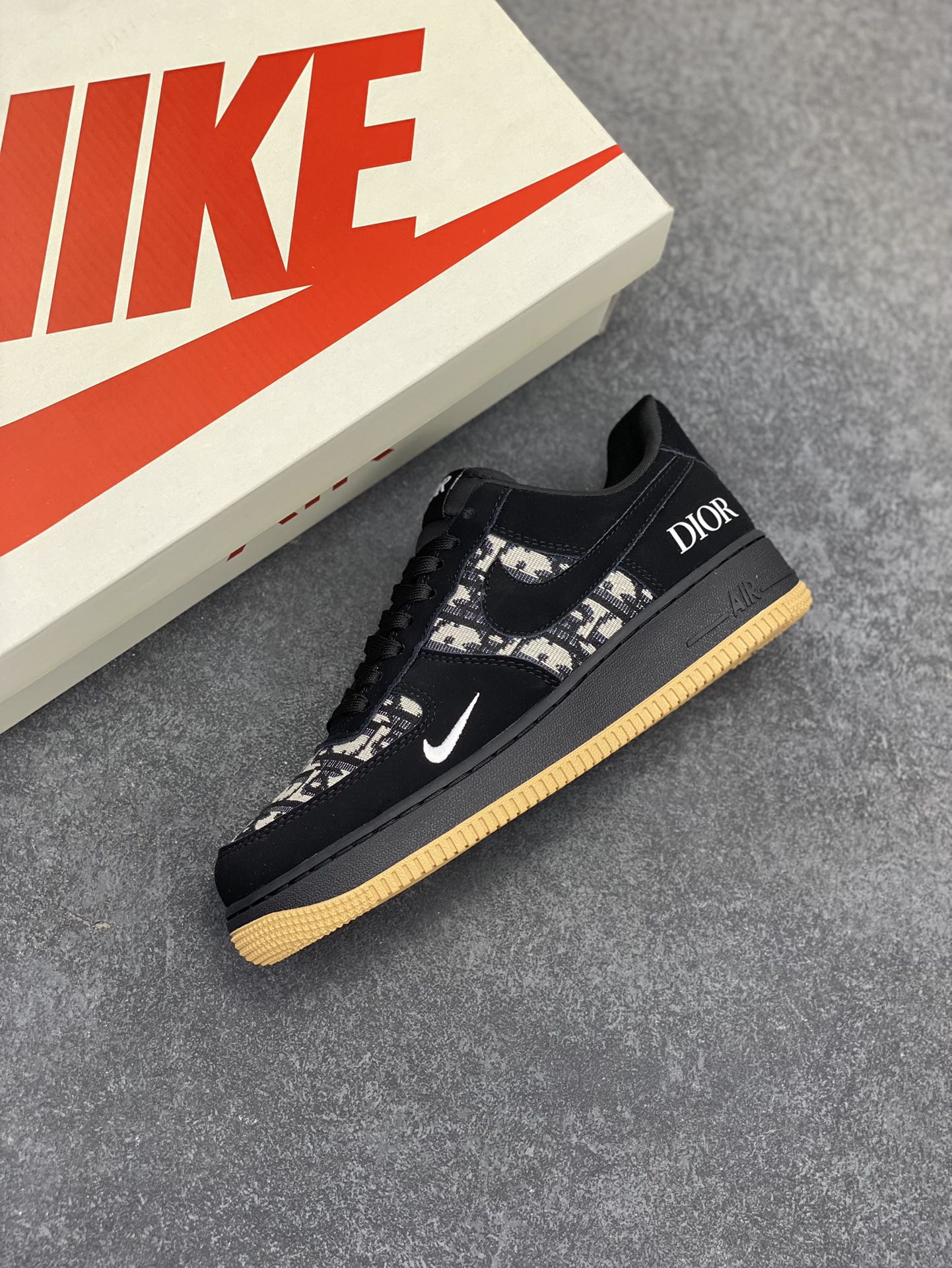 图片[7]-NIke Air Force 1 \’07 Low “迪奥联名——黑生胶针织”空军一号 低帮 运动鞋 休闲鞋 折边针车 工艺难度大 原楦头原纸板 原装鞋盒 定制五金配件 内置全掌气垫 原厂鞋底 货号：KK1988-058 尺码：36 36.5 37.5 38 38.5 39 40 40.5 41 42 42.5 43 44 44.5 45-选品中心