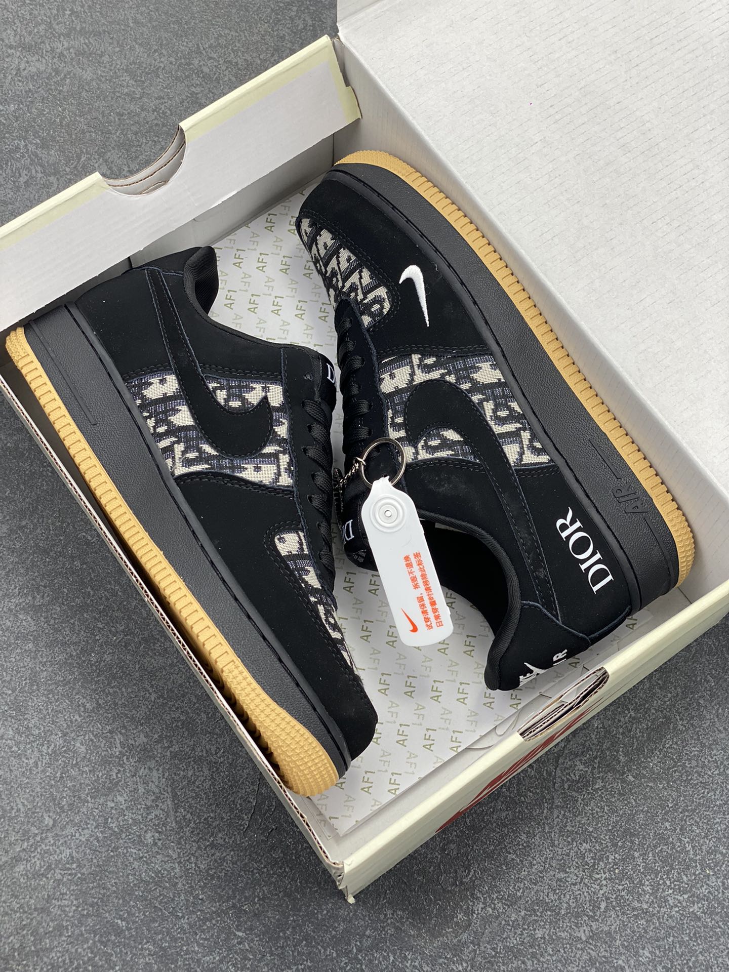 图片[9]-NIke Air Force 1 \’07 Low “迪奥联名——黑生胶针织”空军一号 低帮 运动鞋 休闲鞋 折边针车 工艺难度大 原楦头原纸板 原装鞋盒 定制五金配件 内置全掌气垫 原厂鞋底 货号：KK1988-058 尺码：36 36.5 37.5 38 38.5 39 40 40.5 41 42 42.5 43 44 44.5 45-选品中心