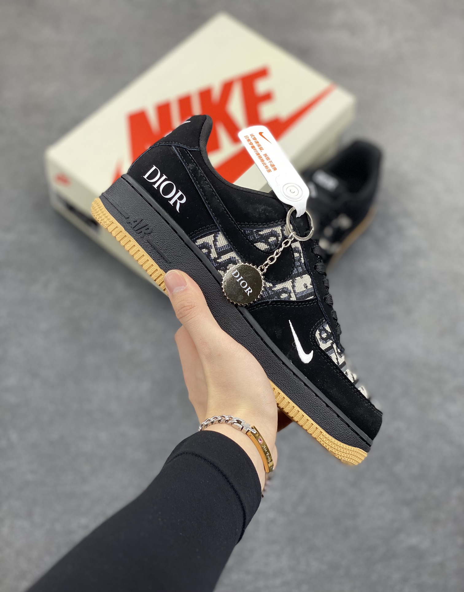 NIke Air Force 1 \’07 Low “迪奥联名——黑生胶针织”空军一号 低帮 运动鞋 休闲鞋 折边针车 工艺难度大 原楦头原纸板 原装鞋盒 定制五金配件 内置全掌气垫 原厂鞋底 货号:KK1988-058 尺码:36 36.5 37.5 38 38.5 39 40 40.5 41 42 42.5 43 44 44.5 45-选品中心