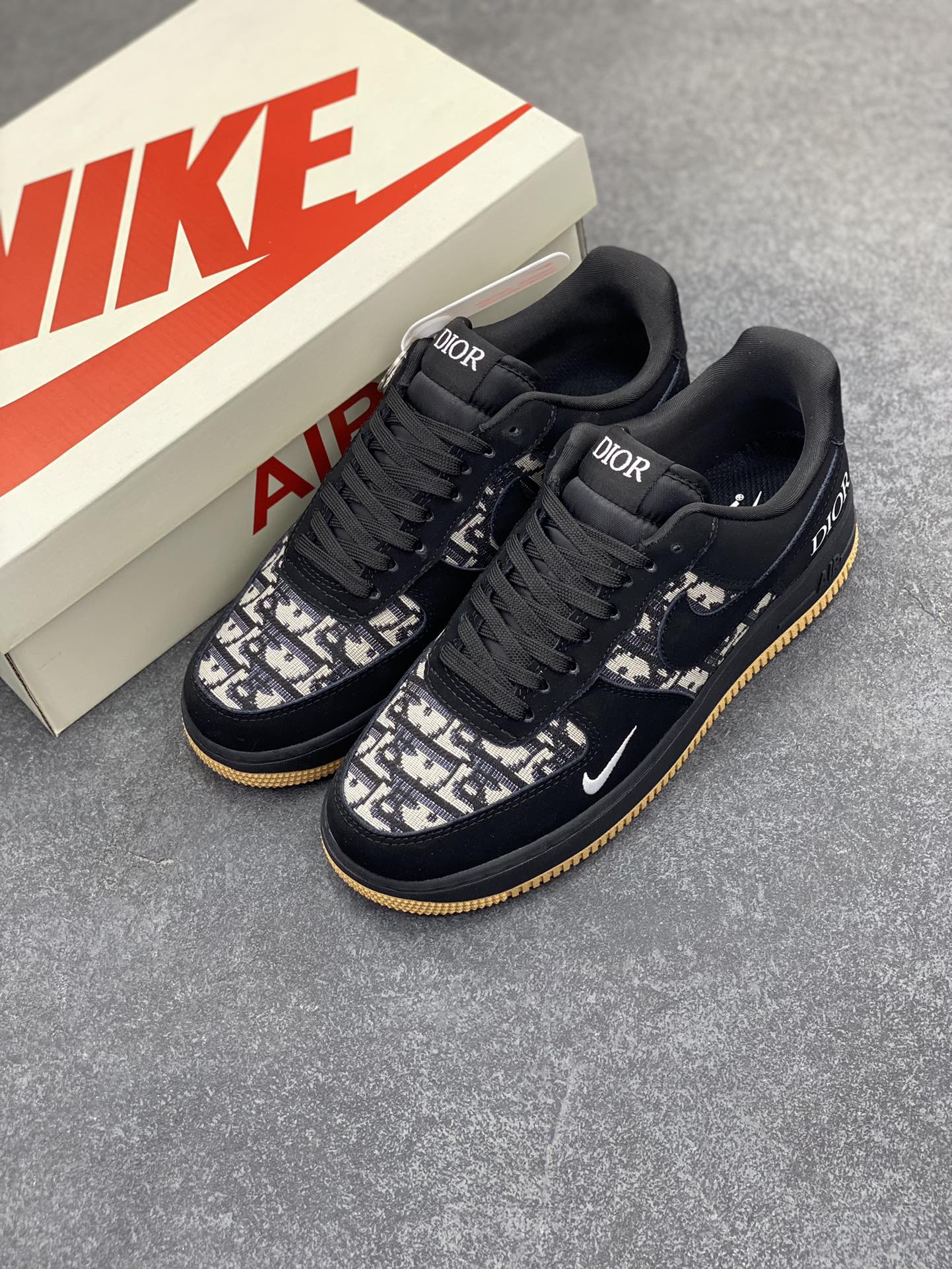 图片[8]-NIke Air Force 1 \’07 Low “迪奥联名——黑生胶针织”空军一号 低帮 运动鞋 休闲鞋 折边针车 工艺难度大 原楦头原纸板 原装鞋盒 定制五金配件 内置全掌气垫 原厂鞋底 货号：KK1988-058 尺码：36 36.5 37.5 38 38.5 39 40 40.5 41 42 42.5 43 44 44.5 45-选品中心