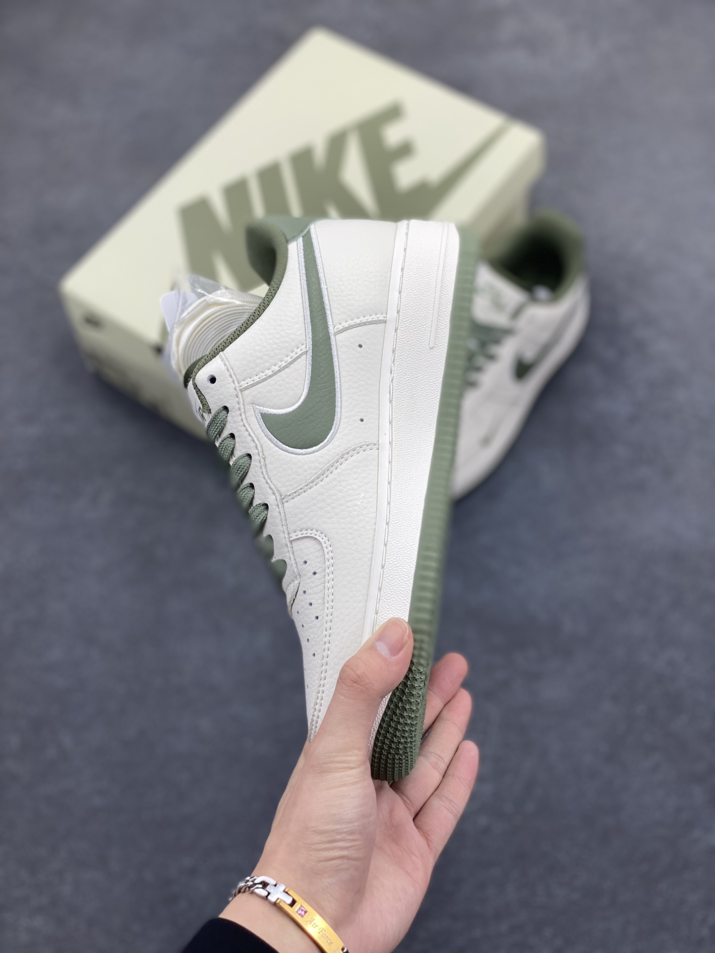 图片[3]-NOCTA×NIke Air Force 1 Low米绿联名经典空军一号低帮休闲板鞋 原楦头原纸板 纯正空军版型 内置全掌气垫 原盒配件 原厂中底钢印 拉帮完美 货号：NO0224-027 尺码：36 36.5 37.5 38 38.5 39 40 40.5 41 42 42.5 43 44 44.5 45-选品中心