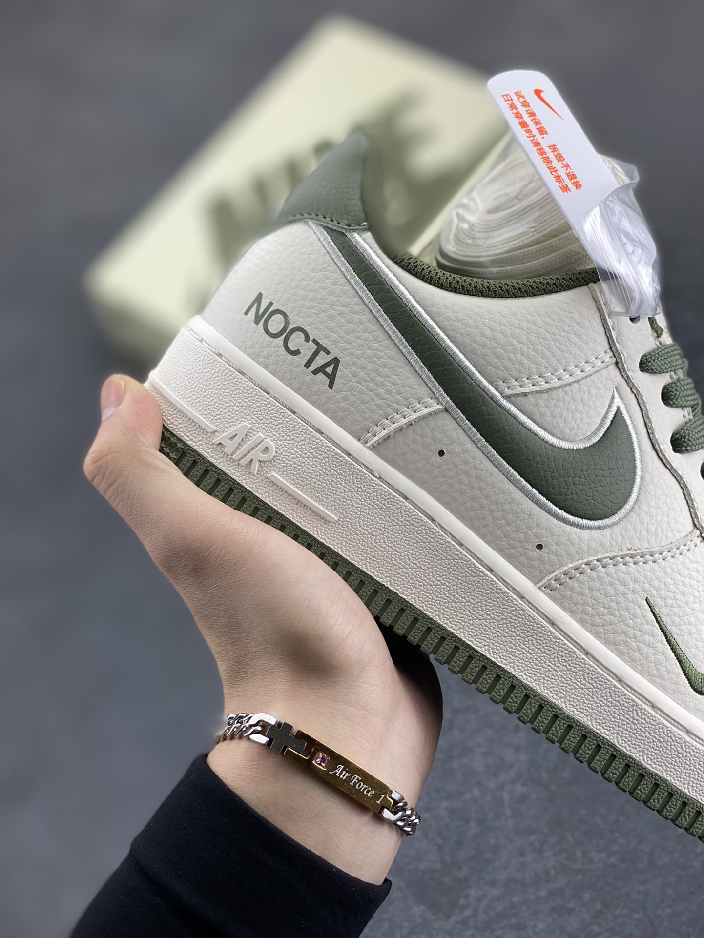 图片[6]-NOCTA×NIke Air Force 1 Low米绿联名经典空军一号低帮休闲板鞋 原楦头原纸板 纯正空军版型 内置全掌气垫 原盒配件 原厂中底钢印 拉帮完美 货号：NO0224-027 尺码：36 36.5 37.5 38 38.5 39 40 40.5 41 42 42.5 43 44 44.5 45-选品中心