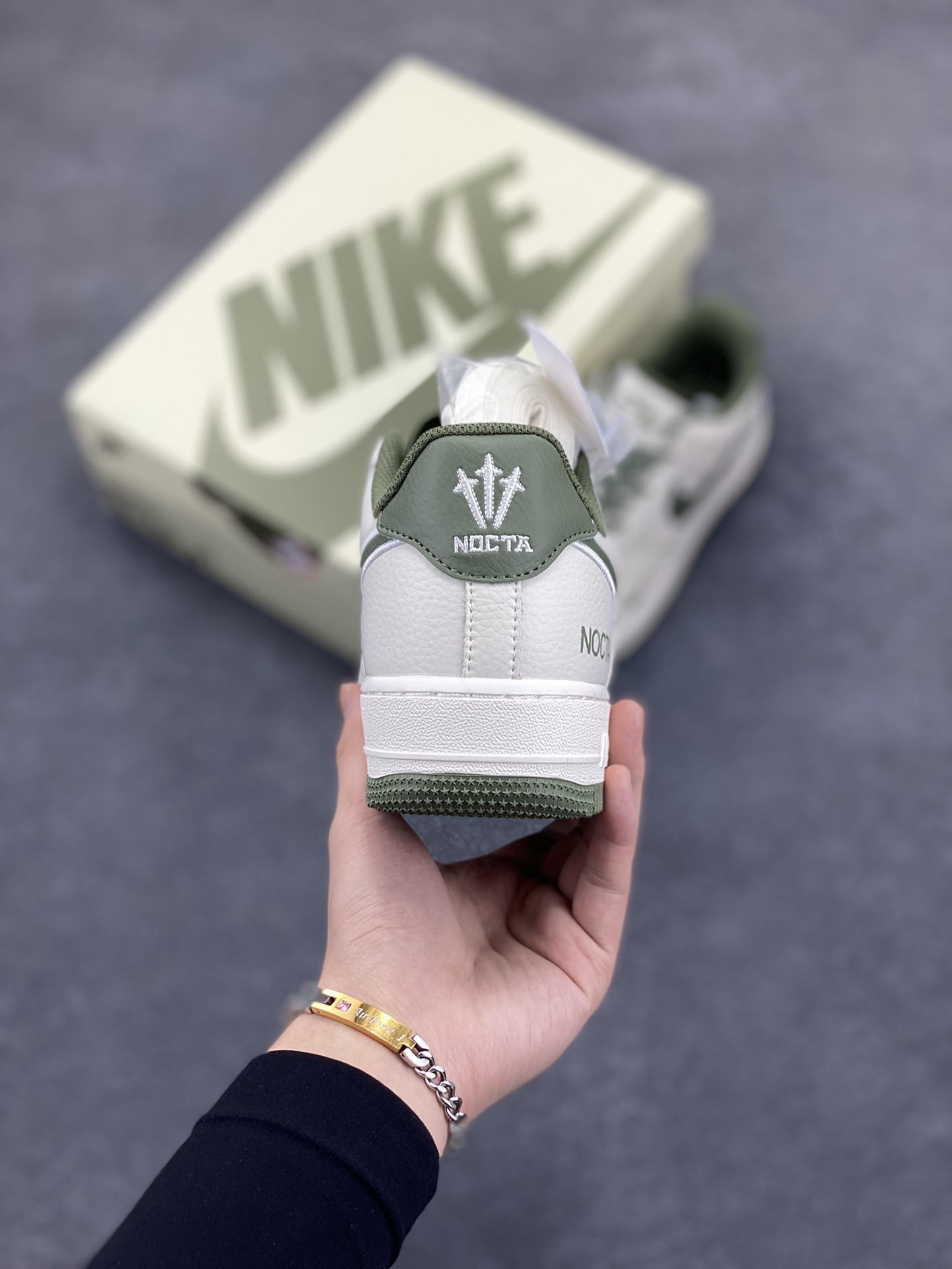 图片[4]-NOCTA×NIke Air Force 1 Low米绿联名经典空军一号低帮休闲板鞋 原楦头原纸板 纯正空军版型 内置全掌气垫 原盒配件 原厂中底钢印 拉帮完美 货号：NO0224-027 尺码：36 36.5 37.5 38 38.5 39 40 40.5 41 42 42.5 43 44 44.5 45-选品中心