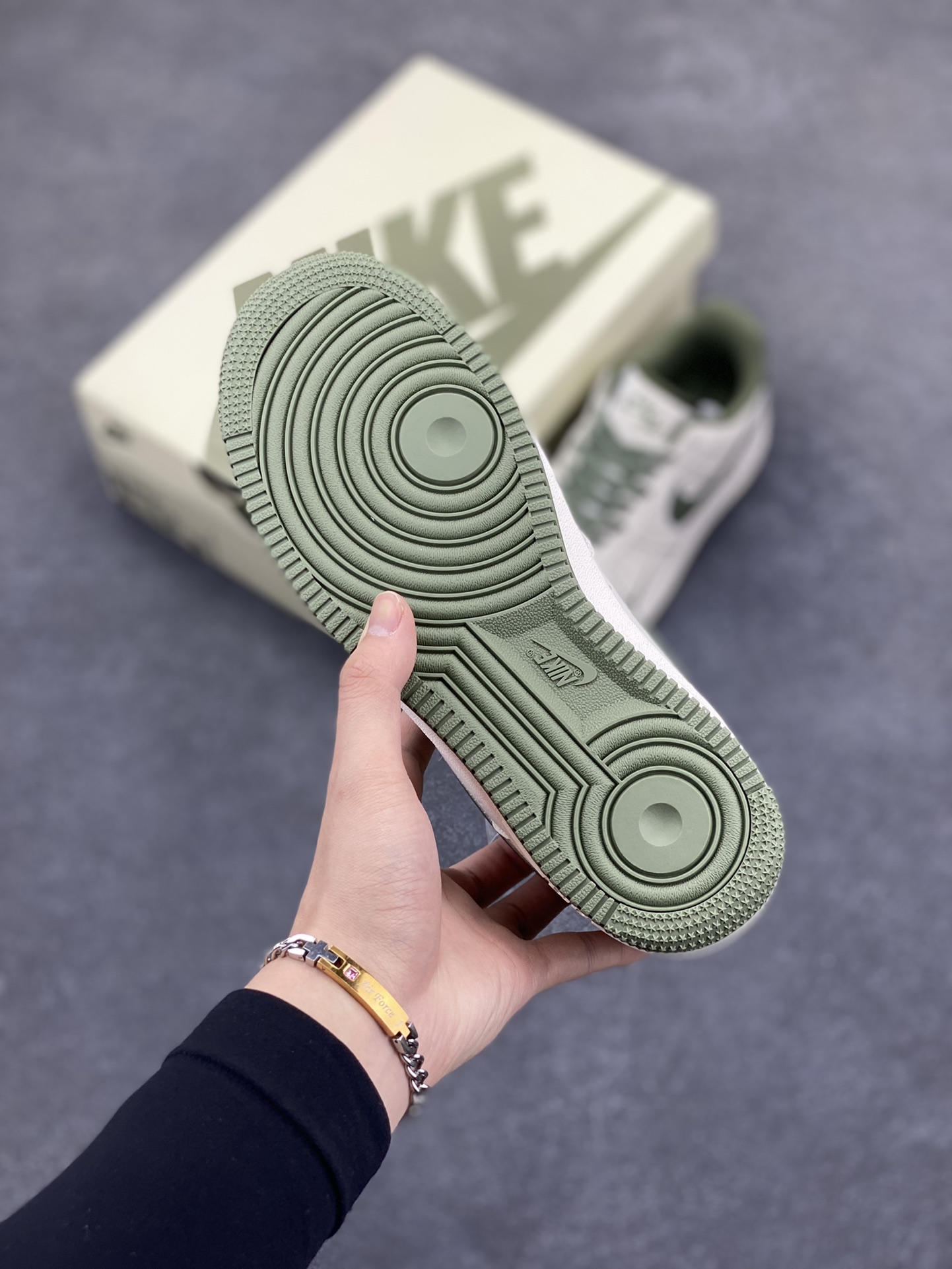 图片[5]-NOCTA×NIke Air Force 1 Low米绿联名经典空军一号低帮休闲板鞋 原楦头原纸板 纯正空军版型 内置全掌气垫 原盒配件 原厂中底钢印 拉帮完美 货号：NO0224-027 尺码：36 36.5 37.5 38 38.5 39 40 40.5 41 42 42.5 43 44 44.5 45-选品中心