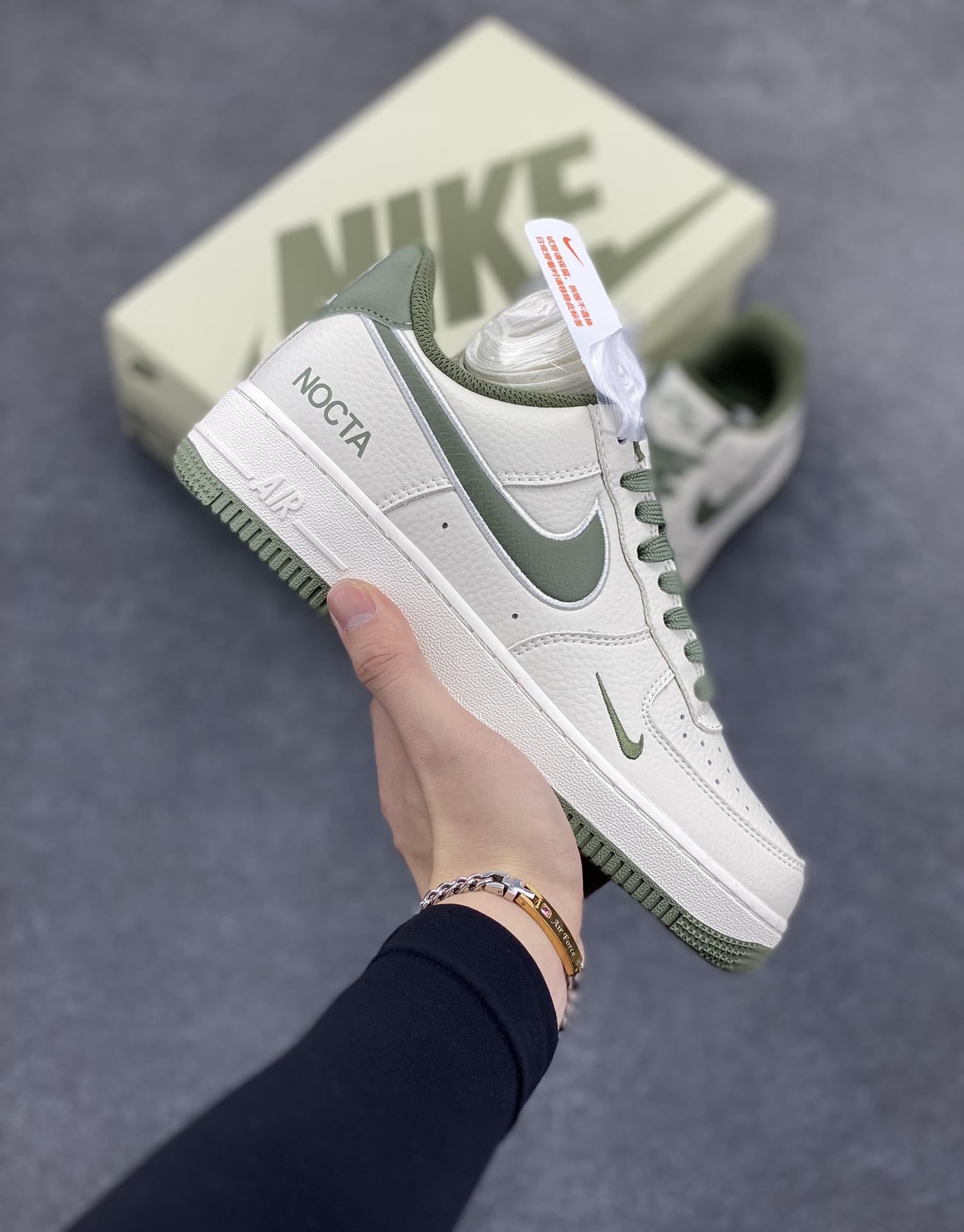 NOCTA×NIke Air Force 1 Low米绿联名经典空军一号低帮休闲板鞋 原楦头原纸板 纯正空军版型 内置全掌气垫 原盒配件 原厂中底钢印 拉帮完美 货号:NO0224-027 尺码:36 36.5 37.5 38 38.5 39 40 40.5 41 42 42.5 43 44 44.5 45-选品中心