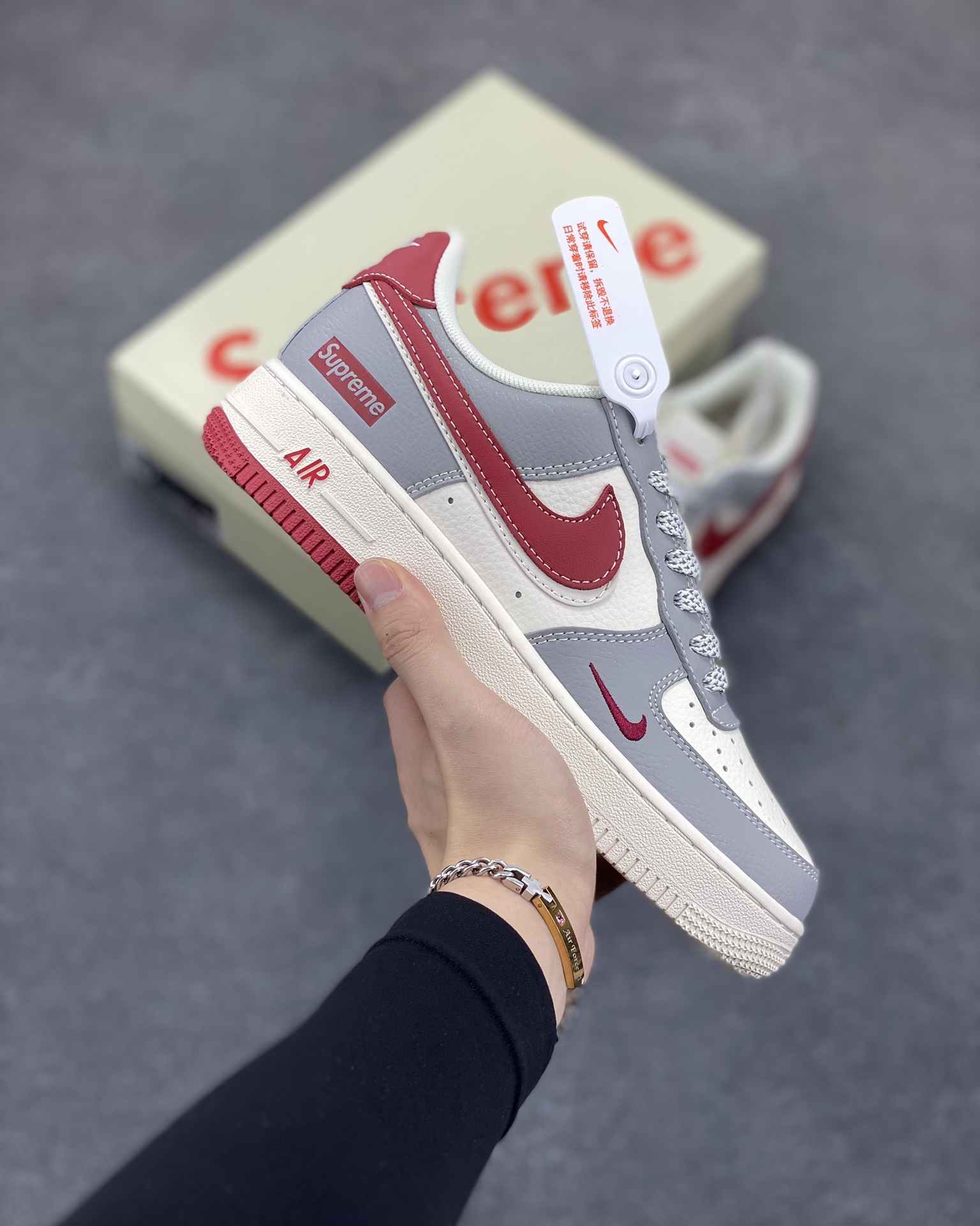 NIke Air Force 1 \’07 Low “Supreme联名——米灰红双勾”空军一号 低帮 运动鞋 休闲鞋 折边针车 工艺难度大 原楦头原纸板 原装鞋盒 定制五金配件 内置全掌气垫 原厂鞋底 货号:HD2258-002 尺码:36 36.5 37.5 38 38.5 39 40 40.5 41 42 42.5 43 44 44.5 45-选品中心