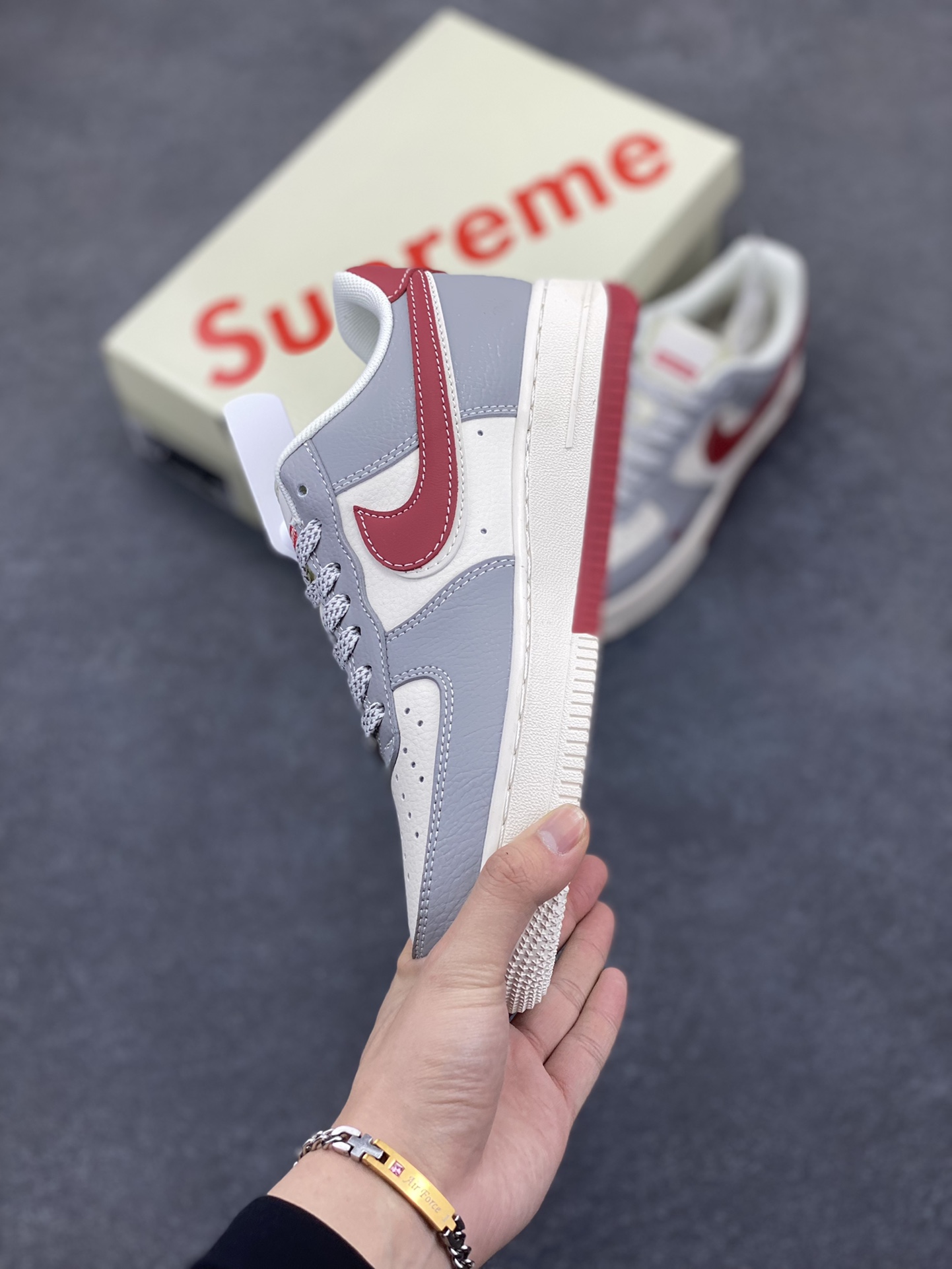 图片[3]-NIke Air Force 1 \’07 Low “Supreme联名——米灰红双勾”空军一号 低帮 运动鞋 休闲鞋 折边针车 工艺难度大 原楦头原纸板 原装鞋盒 定制五金配件 内置全掌气垫 原厂鞋底 货号：HD2258-002 尺码：36 36.5 37.5 38 38.5 39 40 40.5 41 42 42.5 43 44 44.5 45-选品中心
