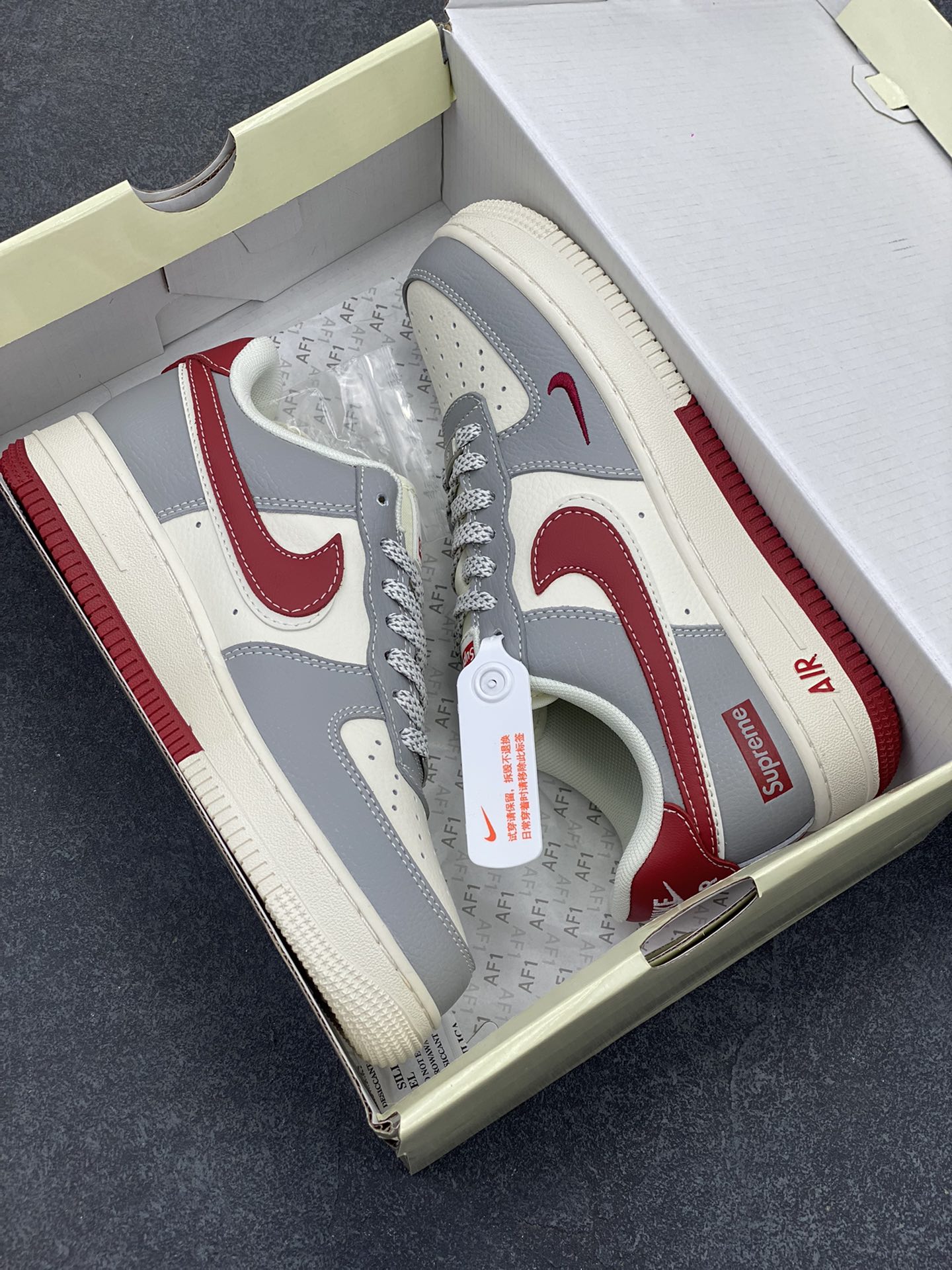 图片[9]-NIke Air Force 1 \’07 Low “Supreme联名——米灰红双勾”空军一号 低帮 运动鞋 休闲鞋 折边针车 工艺难度大 原楦头原纸板 原装鞋盒 定制五金配件 内置全掌气垫 原厂鞋底 货号：HD2258-002 尺码：36 36.5 37.5 38 38.5 39 40 40.5 41 42 42.5 43 44 44.5 45-选品中心