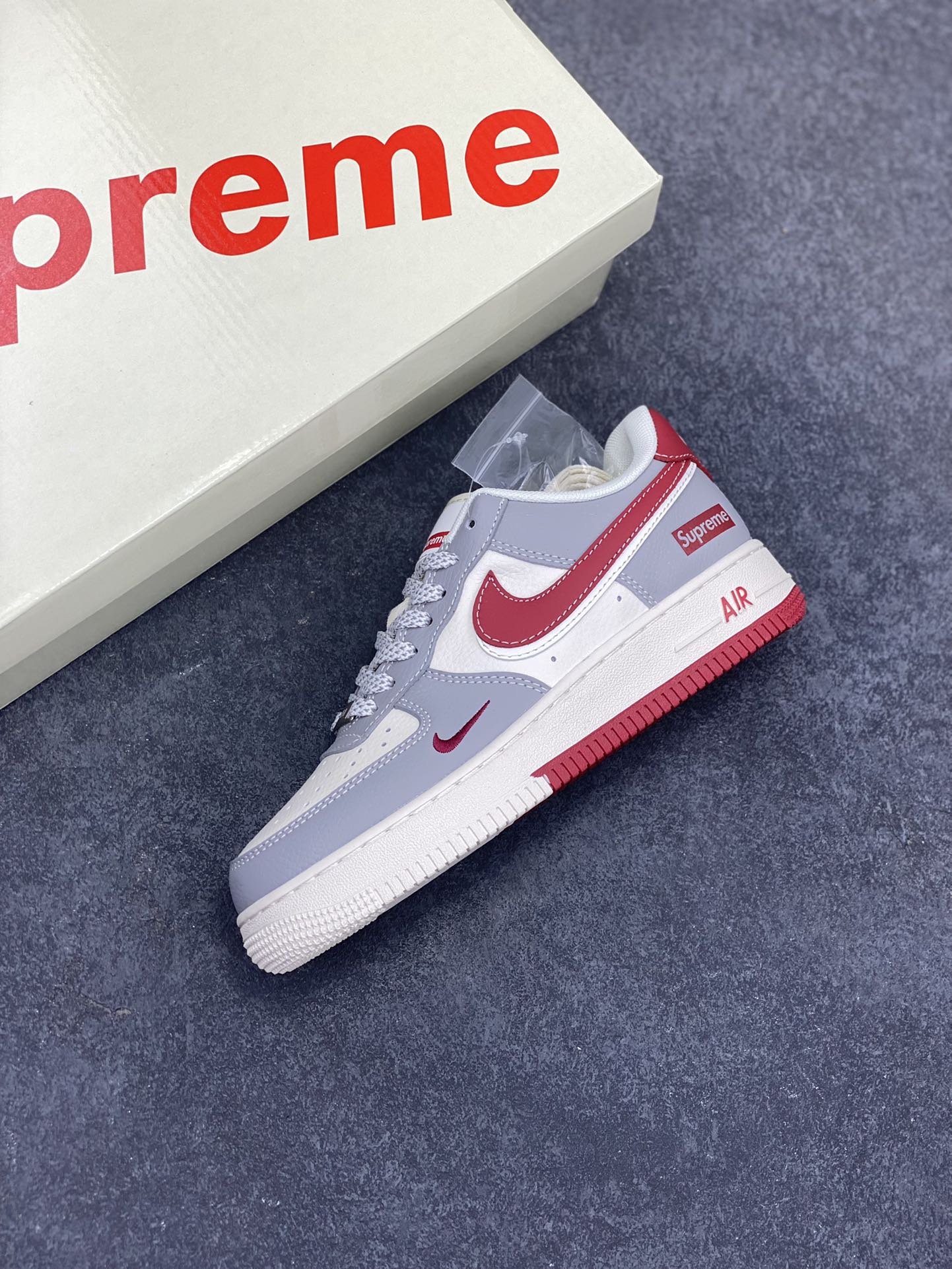 图片[7]-NIke Air Force 1 \’07 Low “Supreme联名——米灰红双勾”空军一号 低帮 运动鞋 休闲鞋 折边针车 工艺难度大 原楦头原纸板 原装鞋盒 定制五金配件 内置全掌气垫 原厂鞋底 货号：HD2258-002 尺码：36 36.5 37.5 38 38.5 39 40 40.5 41 42 42.5 43 44 44.5 45-选品中心