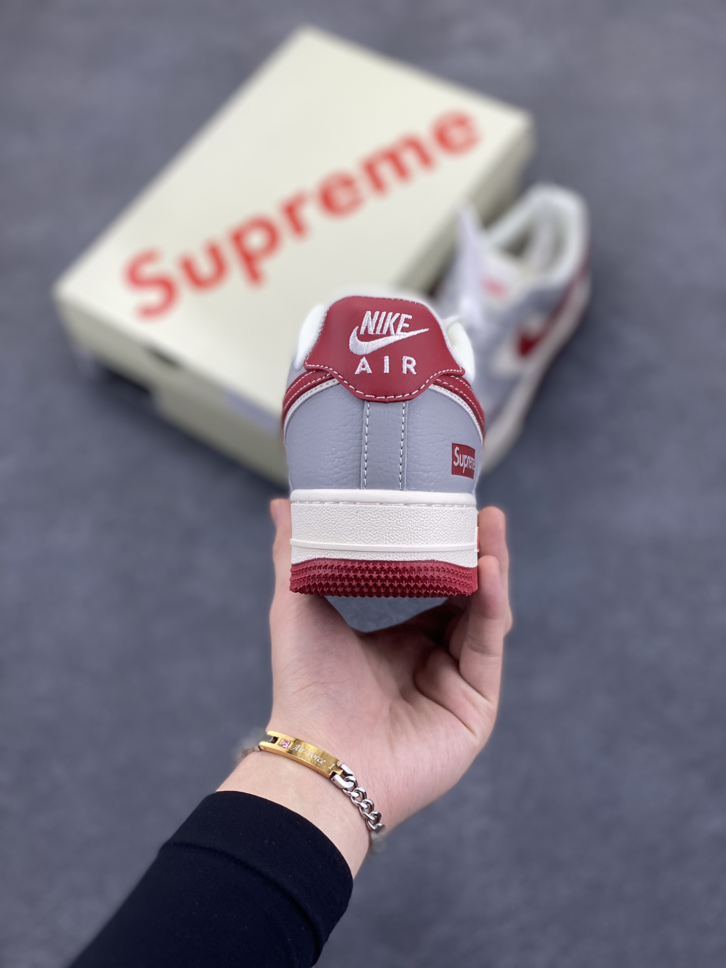 图片[4]-NIke Air Force 1 \’07 Low “Supreme联名——米灰红双勾”空军一号 低帮 运动鞋 休闲鞋 折边针车 工艺难度大 原楦头原纸板 原装鞋盒 定制五金配件 内置全掌气垫 原厂鞋底 货号：HD2258-002 尺码：36 36.5 37.5 38 38.5 39 40 40.5 41 42 42.5 43 44 44.5 45-选品中心