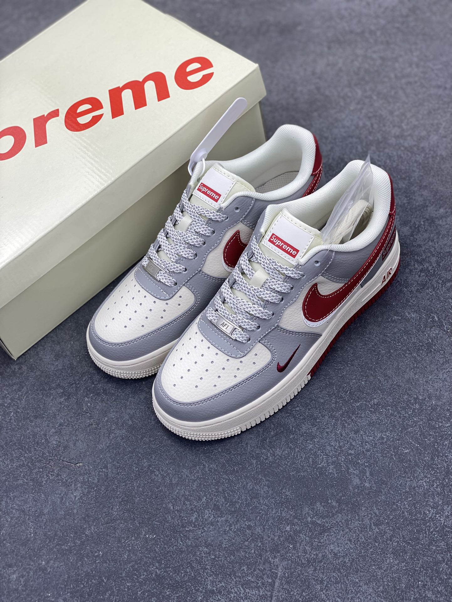 图片[8]-NIke Air Force 1 \’07 Low “Supreme联名——米灰红双勾”空军一号 低帮 运动鞋 休闲鞋 折边针车 工艺难度大 原楦头原纸板 原装鞋盒 定制五金配件 内置全掌气垫 原厂鞋底 货号：HD2258-002 尺码：36 36.5 37.5 38 38.5 39 40 40.5 41 42 42.5 43 44 44.5 45-选品中心