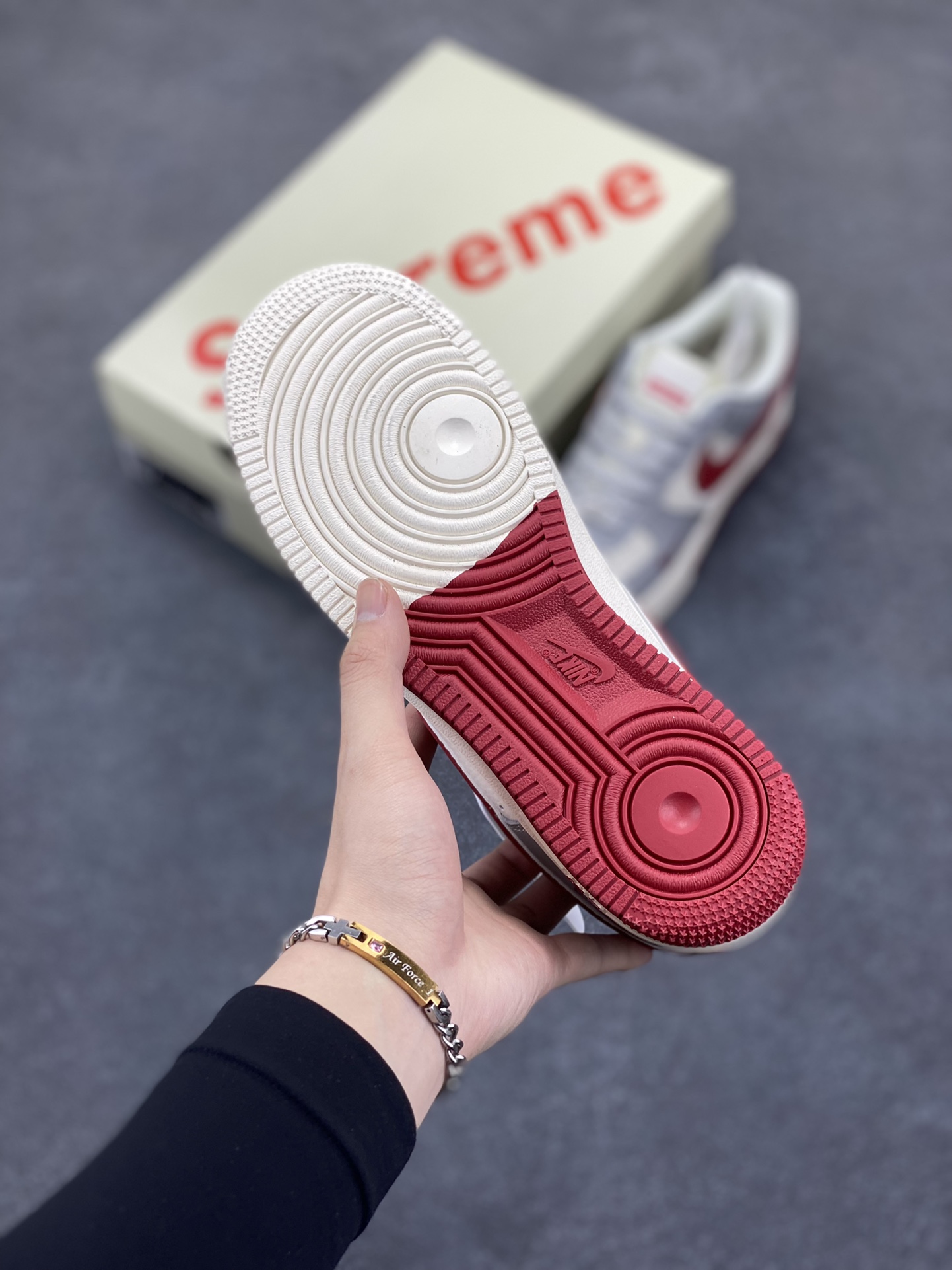 图片[5]-NIke Air Force 1 \’07 Low “Supreme联名——米灰红双勾”空军一号 低帮 运动鞋 休闲鞋 折边针车 工艺难度大 原楦头原纸板 原装鞋盒 定制五金配件 内置全掌气垫 原厂鞋底 货号：HD2258-002 尺码：36 36.5 37.5 38 38.5 39 40 40.5 41 42 42.5 43 44 44.5 45-选品中心