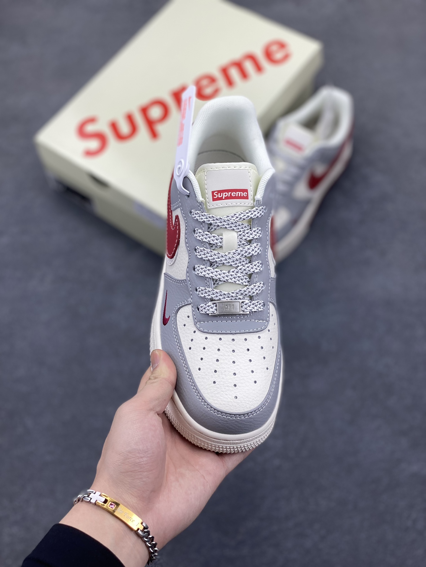 图片[2]-NIke Air Force 1 \’07 Low “Supreme联名——米灰红双勾”空军一号 低帮 运动鞋 休闲鞋 折边针车 工艺难度大 原楦头原纸板 原装鞋盒 定制五金配件 内置全掌气垫 原厂鞋底 货号：HD2258-002 尺码：36 36.5 37.5 38 38.5 39 40 40.5 41 42 42.5 43 44 44.5 45-选品中心