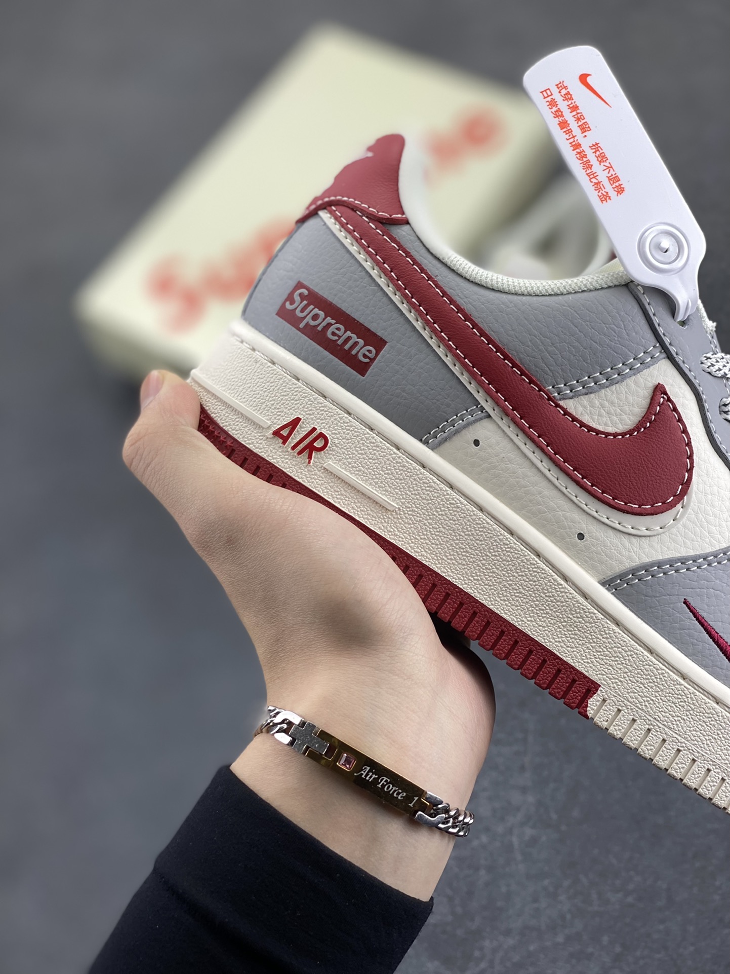 图片[6]-NIke Air Force 1 \’07 Low “Supreme联名——米灰红双勾”空军一号 低帮 运动鞋 休闲鞋 折边针车 工艺难度大 原楦头原纸板 原装鞋盒 定制五金配件 内置全掌气垫 原厂鞋底 货号：HD2258-002 尺码：36 36.5 37.5 38 38.5 39 40 40.5 41 42 42.5 43 44 44.5 45-选品中心