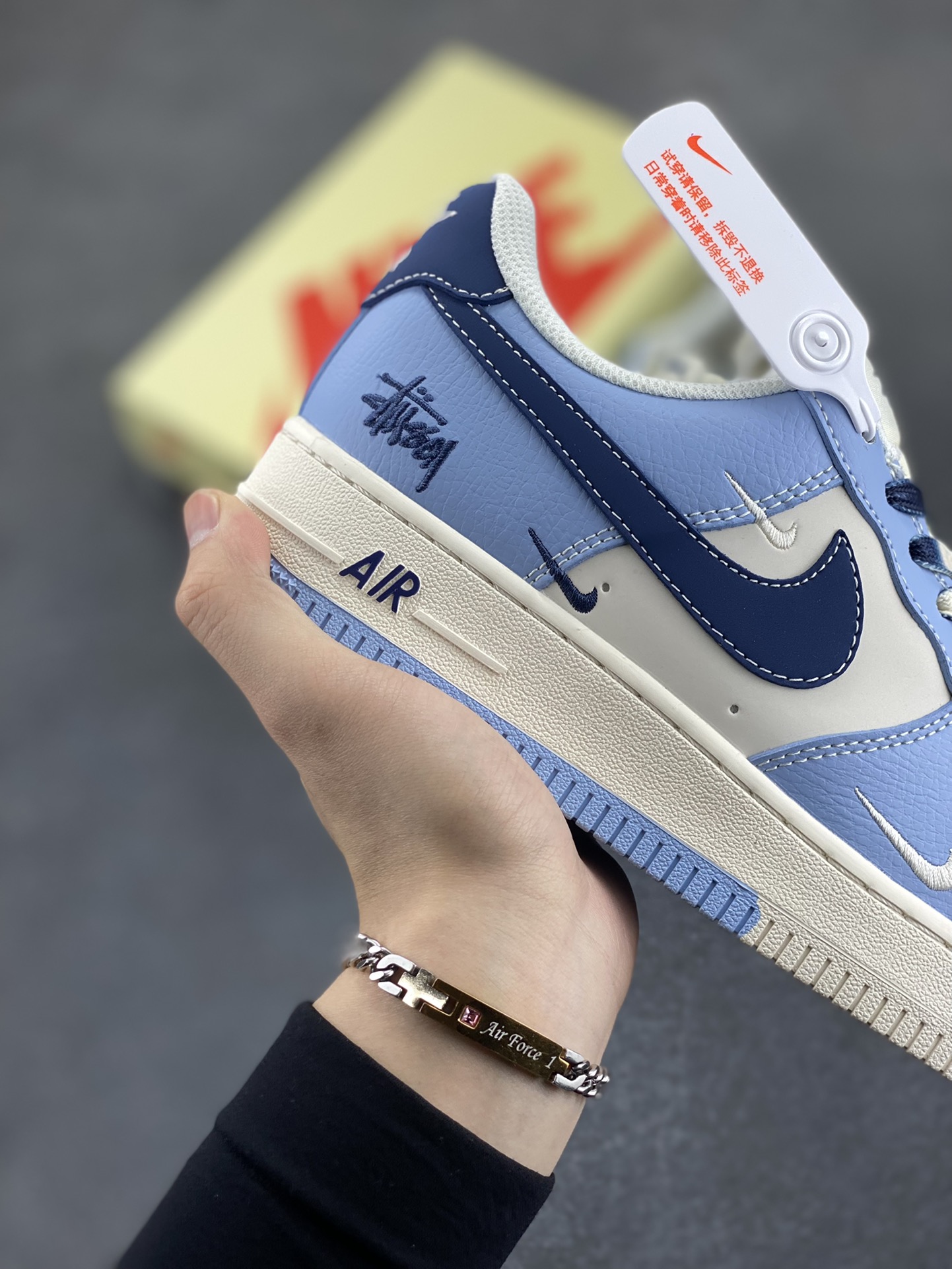 图片[6]-NIke Air Force 1 \’07 Low “斯图西联名——双拼天蓝”空军一号 低帮 运动鞋 休闲鞋 折边针车 工艺难度大 原楦头原纸板 原装鞋盒 定制五金配件 内置全掌气垫 原厂鞋底 货号：XS1958-516 尺码：36 36.5 37.5 38 38.5 39 40 40.5 41 42 42.5 43 44 44.5 45-选品中心