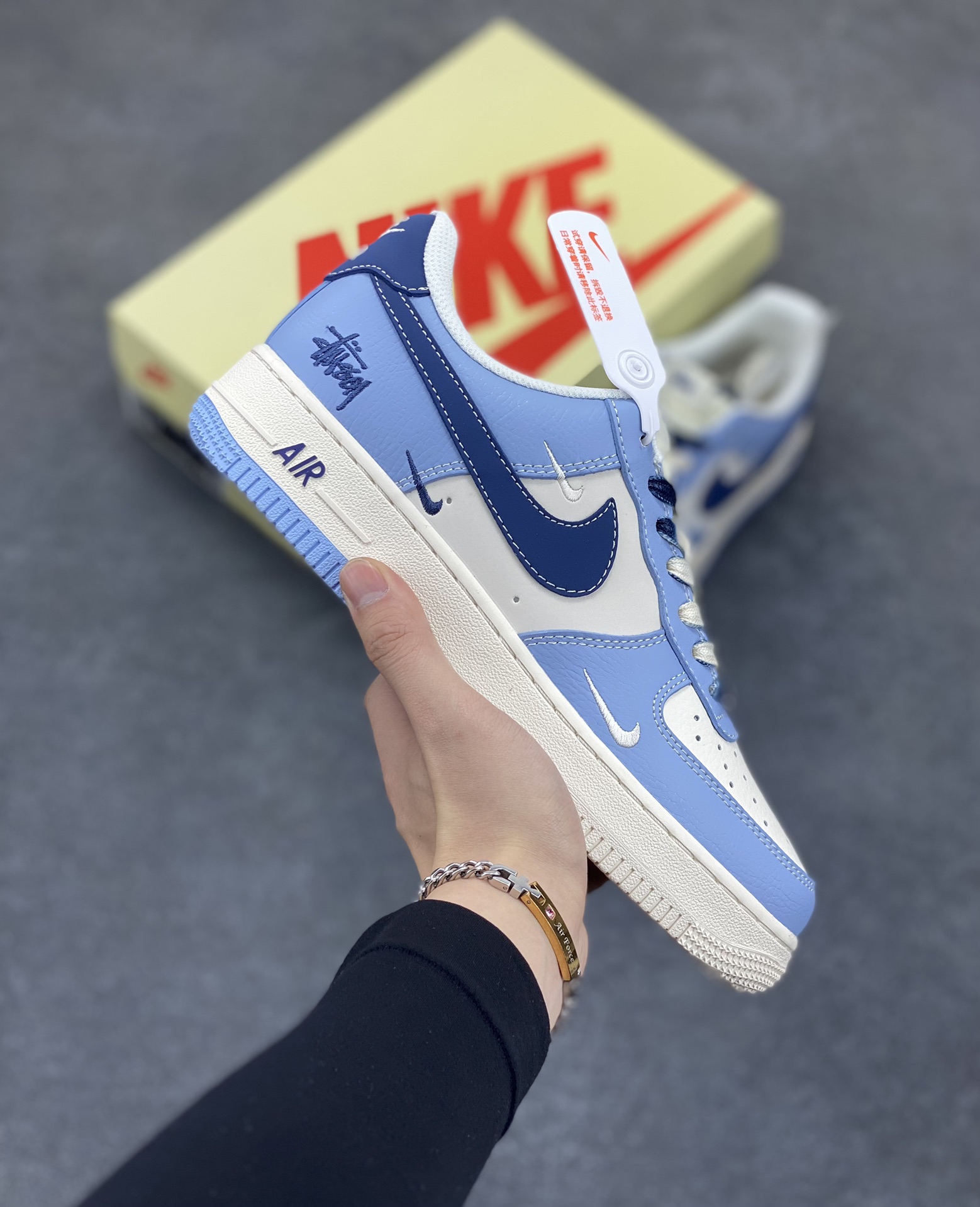 NIke Air Force 1 \'07 Low “斯图西联名——双拼天蓝”空军一号 低帮 运动鞋 休闲鞋 折边针车 工艺难度大 原楦头原纸板 原装鞋盒 定制五金配件 内置全掌气垫 原厂鞋底 货号：XS1958-516 尺码：36 36.5 37.5 38 38.5 39 40 40.5 41 42 42.5 43 44 44.5 45-选品中心