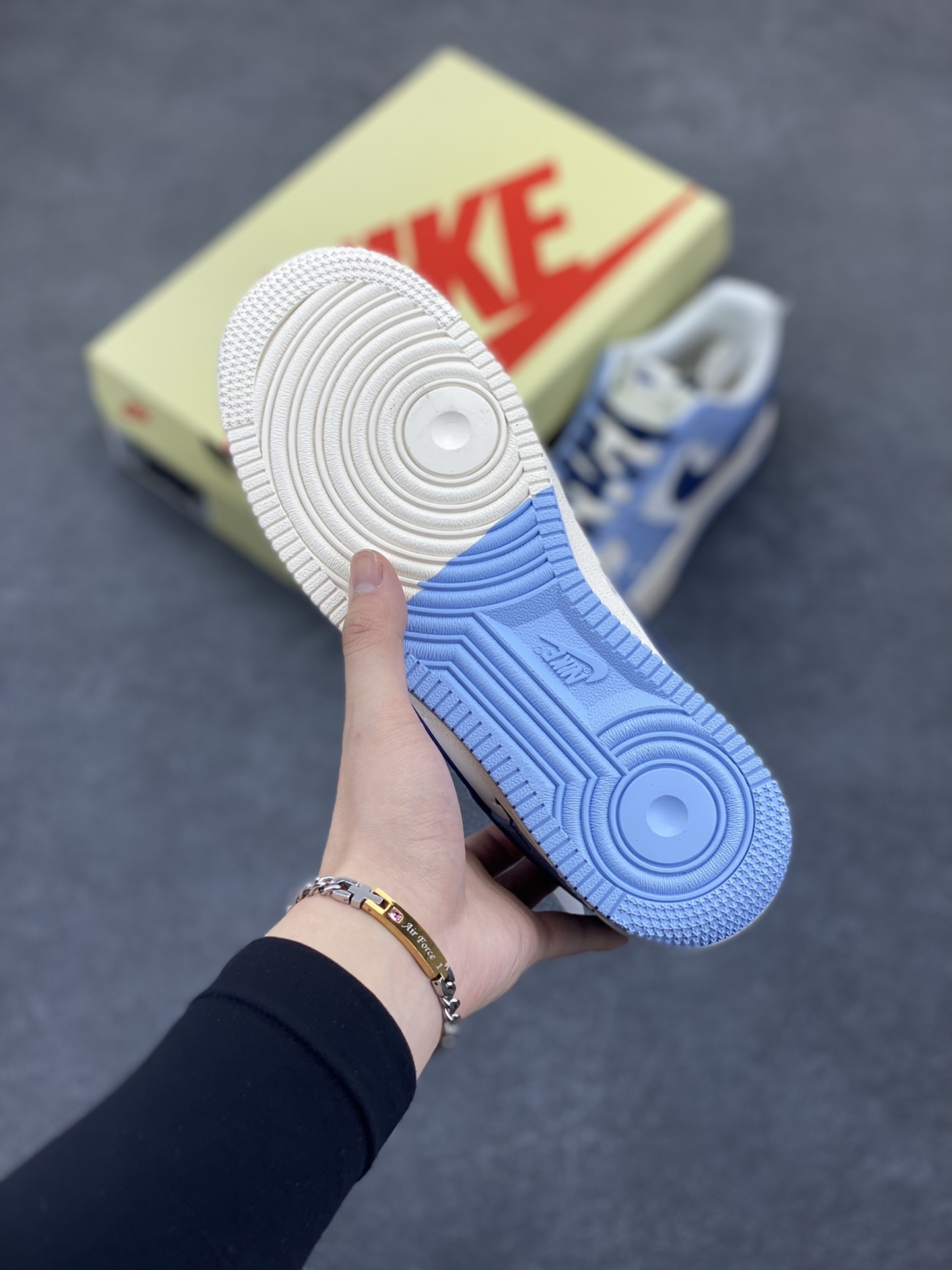 图片[5]-NIke Air Force 1 \’07 Low “斯图西联名——双拼天蓝”空军一号 低帮 运动鞋 休闲鞋 折边针车 工艺难度大 原楦头原纸板 原装鞋盒 定制五金配件 内置全掌气垫 原厂鞋底 货号：XS1958-516 尺码：36 36.5 37.5 38 38.5 39 40 40.5 41 42 42.5 43 44 44.5 45-选品中心