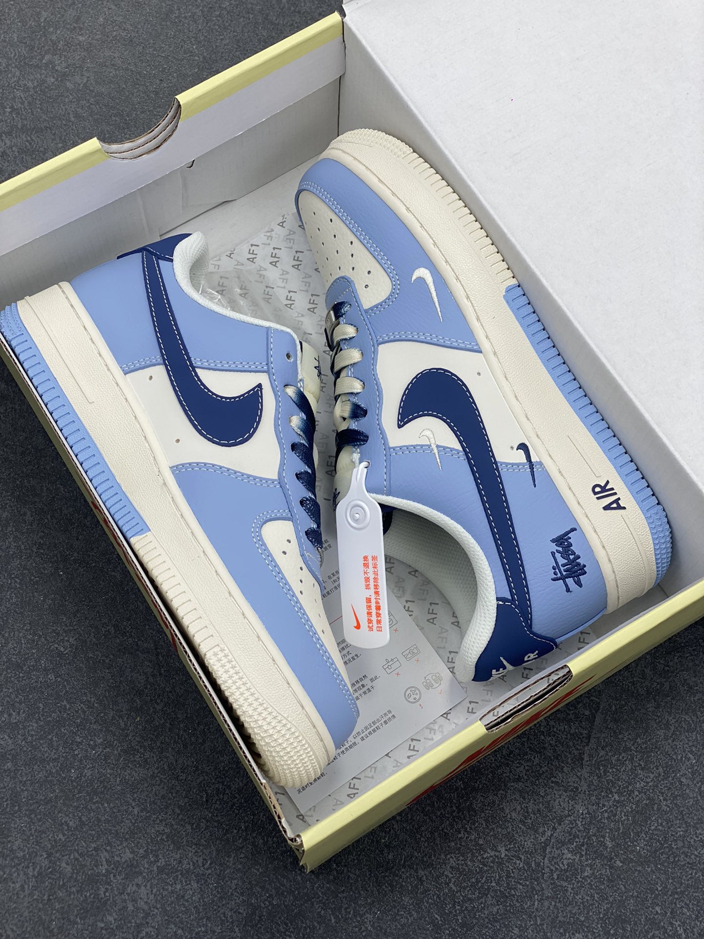 图片[9]-NIke Air Force 1 \’07 Low “斯图西联名——双拼天蓝”空军一号 低帮 运动鞋 休闲鞋 折边针车 工艺难度大 原楦头原纸板 原装鞋盒 定制五金配件 内置全掌气垫 原厂鞋底 货号：XS1958-516 尺码：36 36.5 37.5 38 38.5 39 40 40.5 41 42 42.5 43 44 44.5 45-选品中心