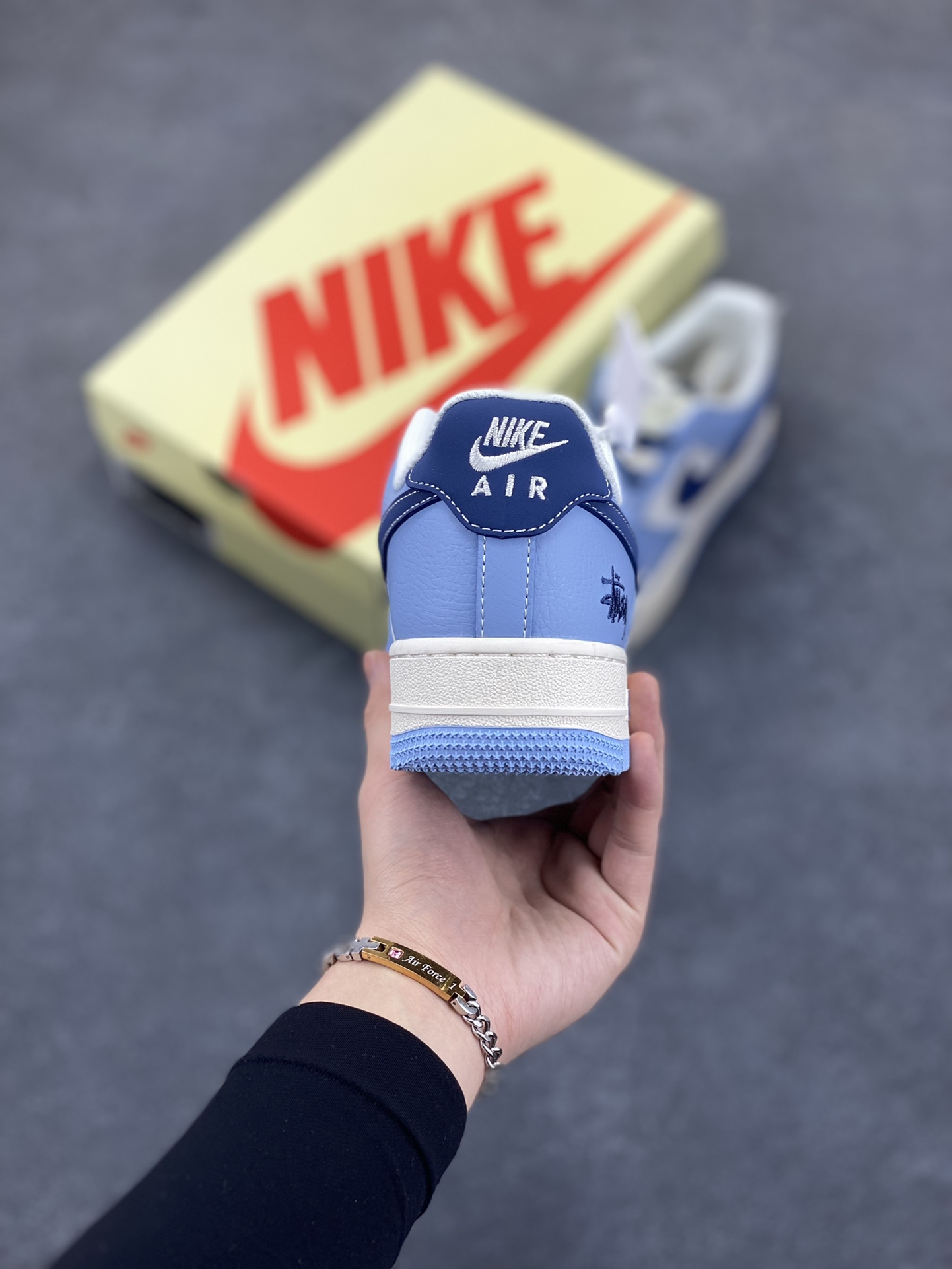 图片[4]-NIke Air Force 1 \’07 Low “斯图西联名——双拼天蓝”空军一号 低帮 运动鞋 休闲鞋 折边针车 工艺难度大 原楦头原纸板 原装鞋盒 定制五金配件 内置全掌气垫 原厂鞋底 货号：XS1958-516 尺码：36 36.5 37.5 38 38.5 39 40 40.5 41 42 42.5 43 44 44.5 45-选品中心