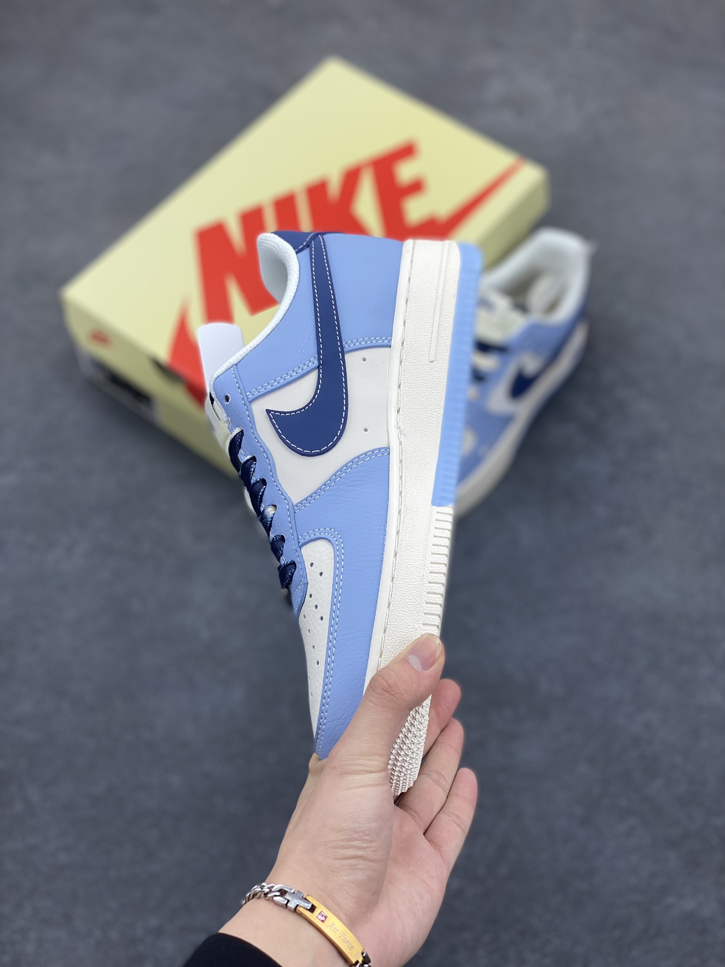 图片[3]-NIke Air Force 1 \’07 Low “斯图西联名——双拼天蓝”空军一号 低帮 运动鞋 休闲鞋 折边针车 工艺难度大 原楦头原纸板 原装鞋盒 定制五金配件 内置全掌气垫 原厂鞋底 货号：XS1958-516 尺码：36 36.5 37.5 38 38.5 39 40 40.5 41 42 42.5 43 44 44.5 45-选品中心