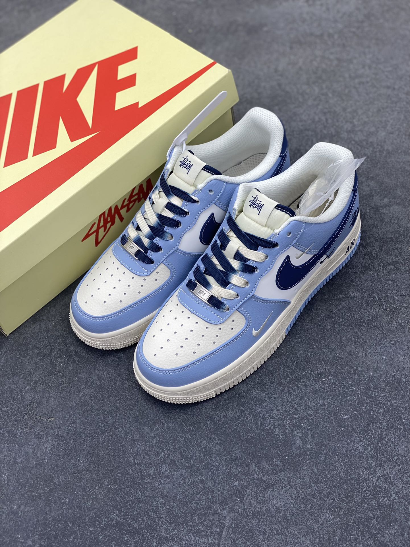 图片[8]-NIke Air Force 1 \’07 Low “斯图西联名——双拼天蓝”空军一号 低帮 运动鞋 休闲鞋 折边针车 工艺难度大 原楦头原纸板 原装鞋盒 定制五金配件 内置全掌气垫 原厂鞋底 货号：XS1958-516 尺码：36 36.5 37.5 38 38.5 39 40 40.5 41 42 42.5 43 44 44.5 45-选品中心