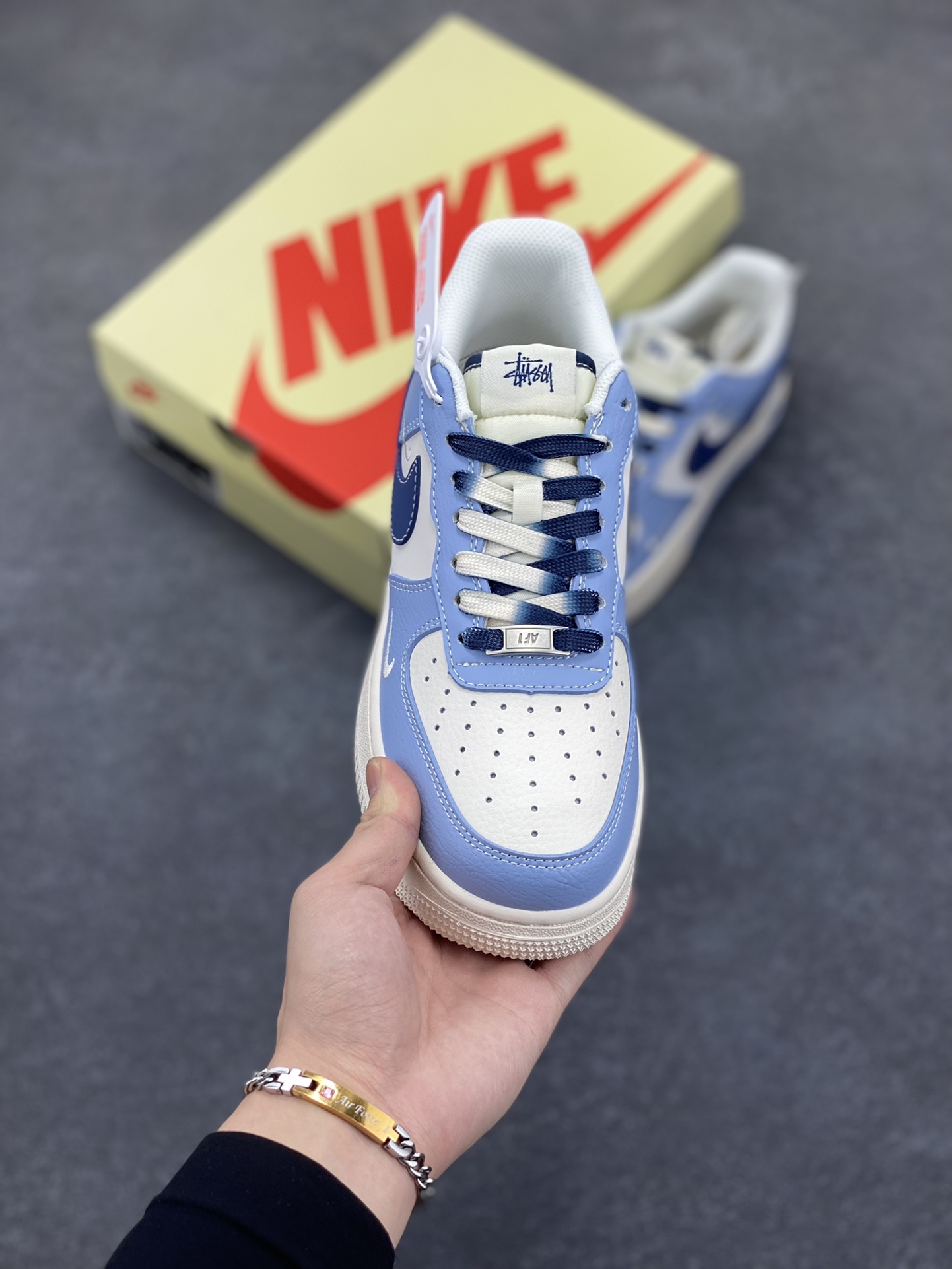 图片[2]-NIke Air Force 1 \’07 Low “斯图西联名——双拼天蓝”空军一号 低帮 运动鞋 休闲鞋 折边针车 工艺难度大 原楦头原纸板 原装鞋盒 定制五金配件 内置全掌气垫 原厂鞋底 货号：XS1958-516 尺码：36 36.5 37.5 38 38.5 39 40 40.5 41 42 42.5 43 44 44.5 45-选品中心