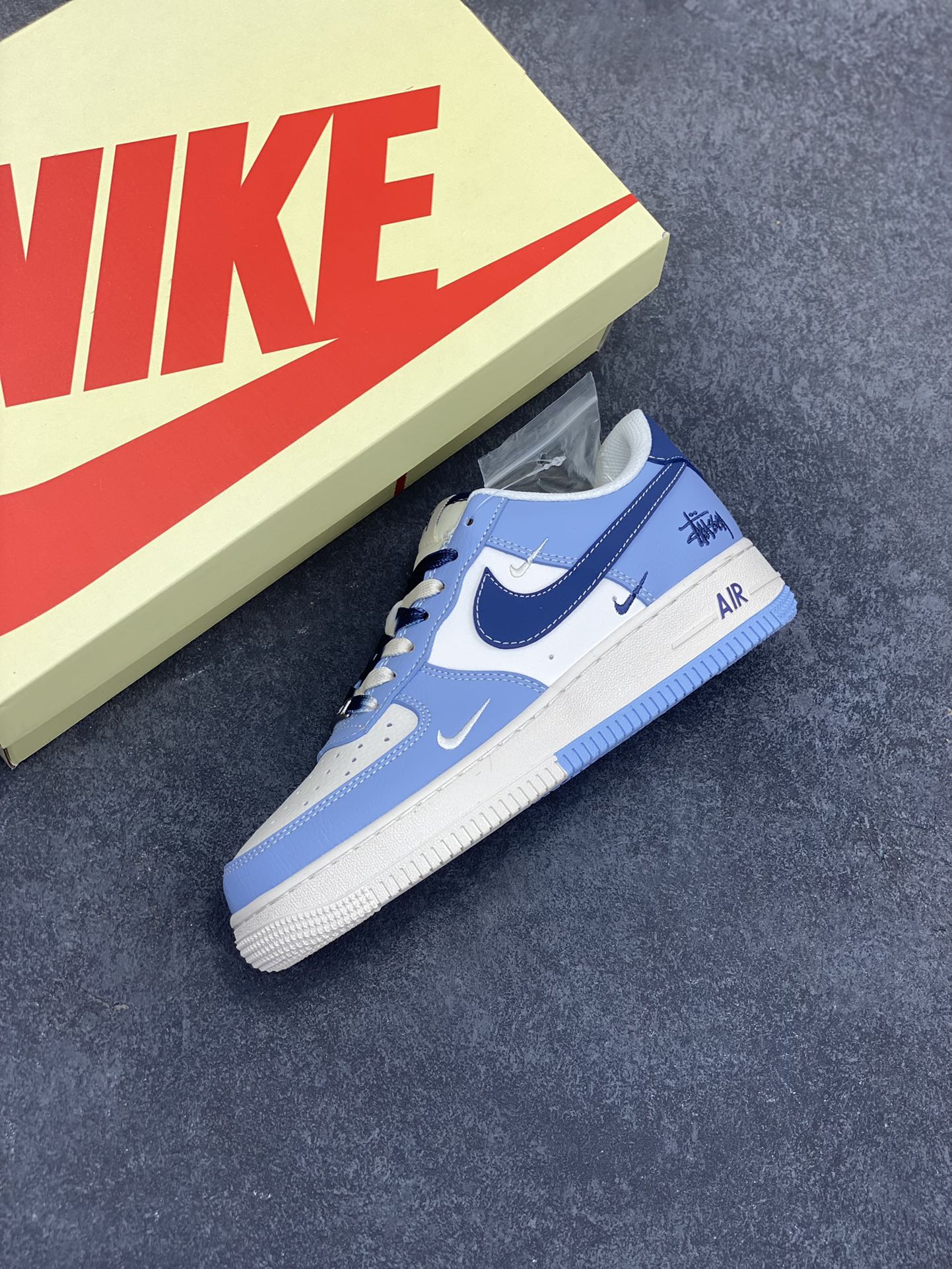 图片[7]-NIke Air Force 1 \’07 Low “斯图西联名——双拼天蓝”空军一号 低帮 运动鞋 休闲鞋 折边针车 工艺难度大 原楦头原纸板 原装鞋盒 定制五金配件 内置全掌气垫 原厂鞋底 货号：XS1958-516 尺码：36 36.5 37.5 38 38.5 39 40 40.5 41 42 42.5 43 44 44.5 45-选品中心